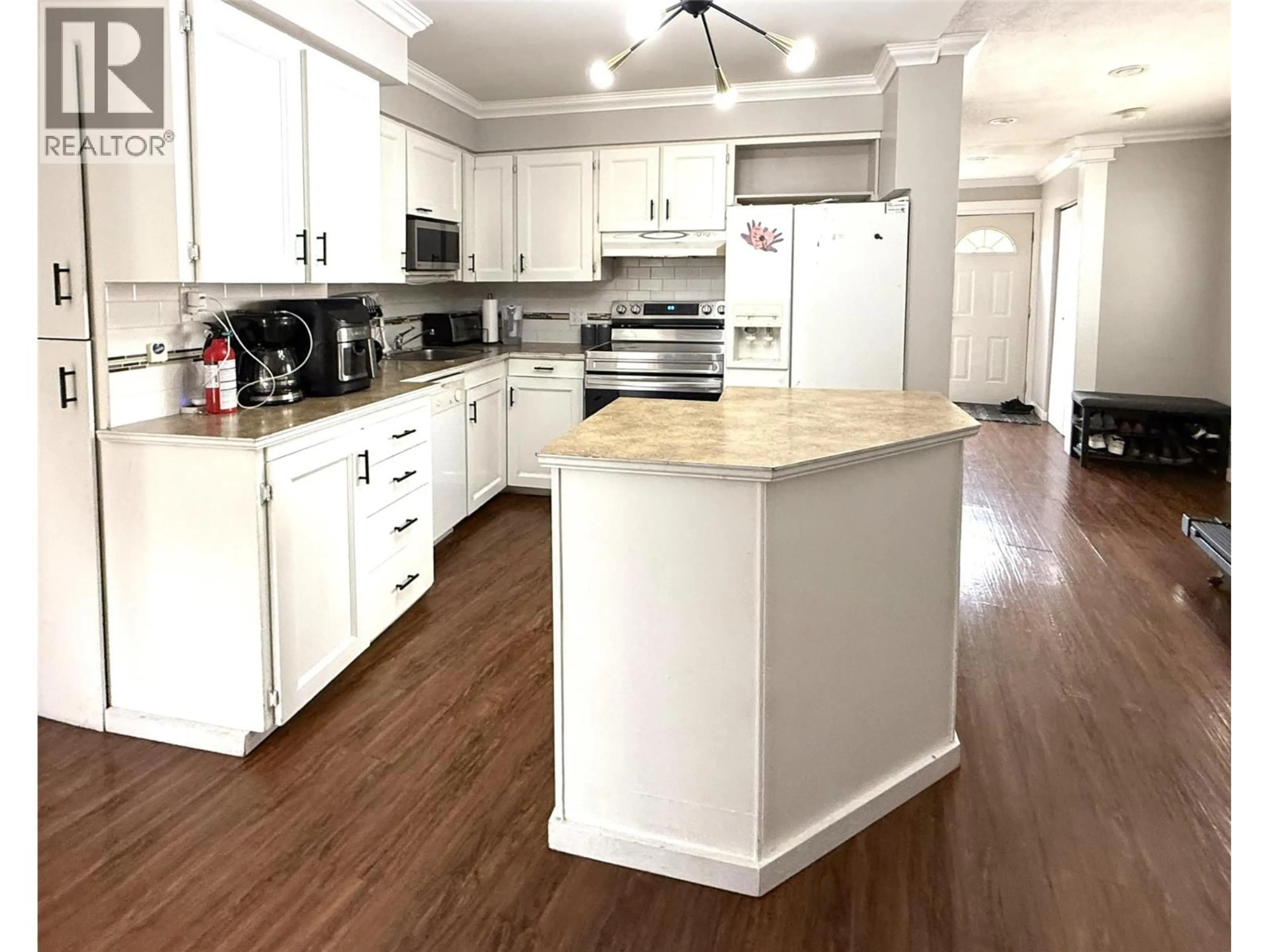 Open concept kitchen, wood/laminate floor for 260 TAMARACK AVENUE, Kamloops British Columbia V2B1G7