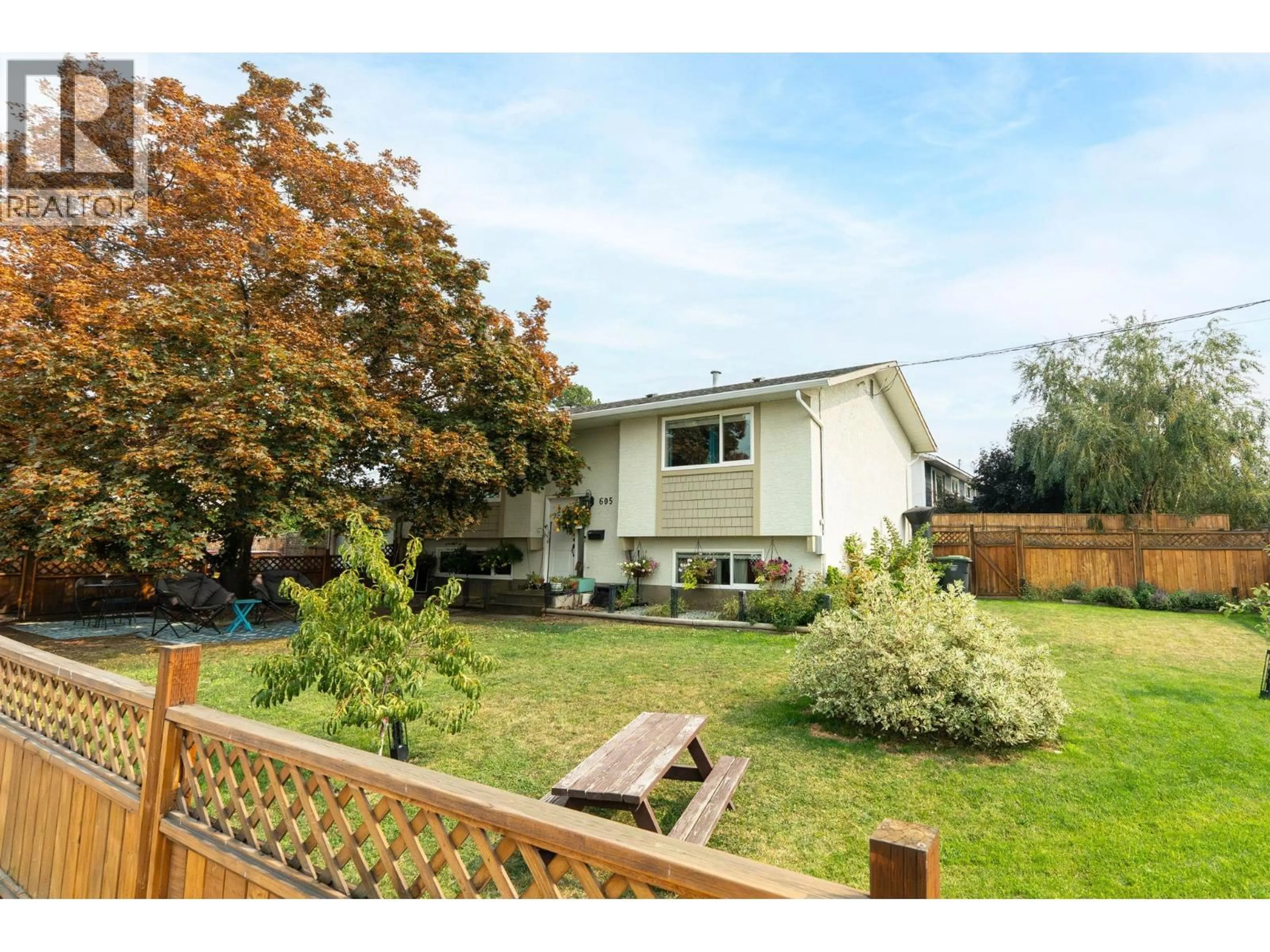 Home with vinyl exterior material, street for 605 STIRLING ROAD, Kelowna British Columbia V1X3X4