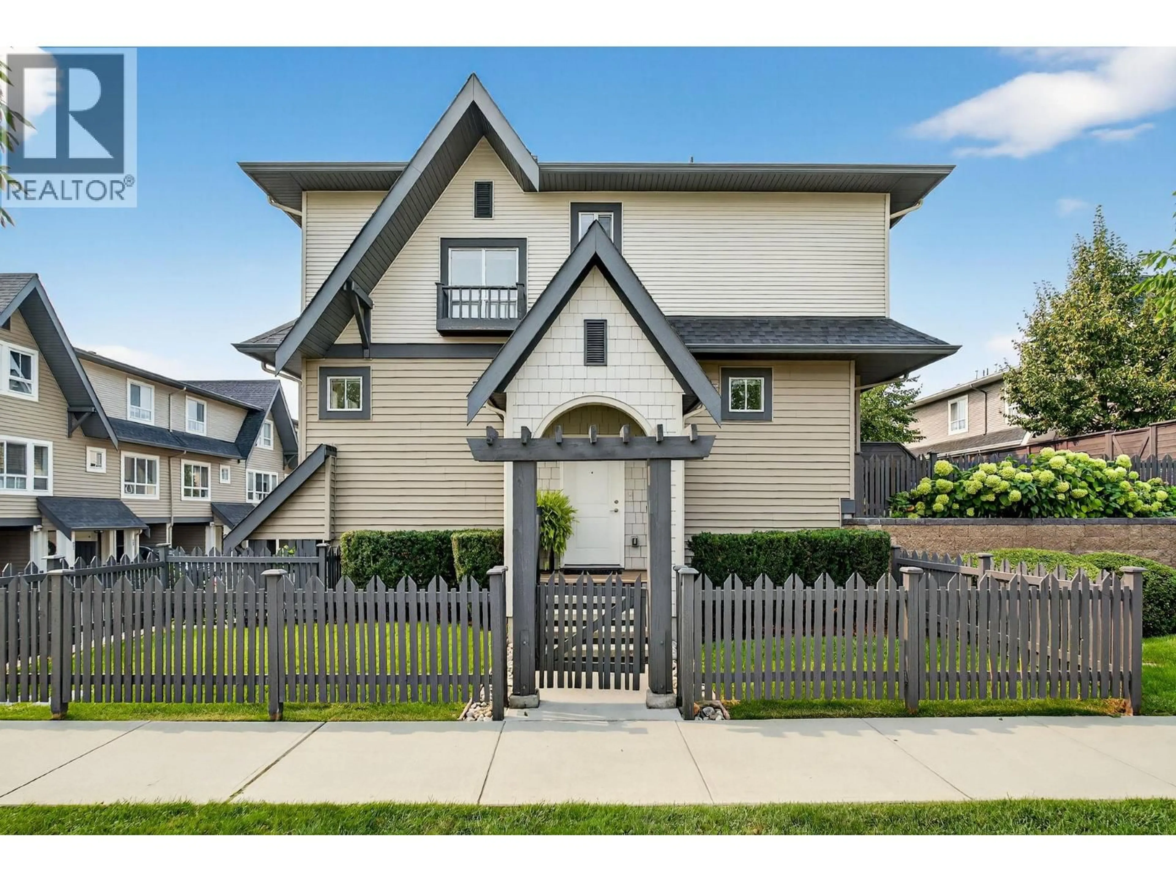 Home with vinyl exterior material, street for 30 - 680 OLD MEADOWS ROAD, Kelowna British Columbia V1W5L4