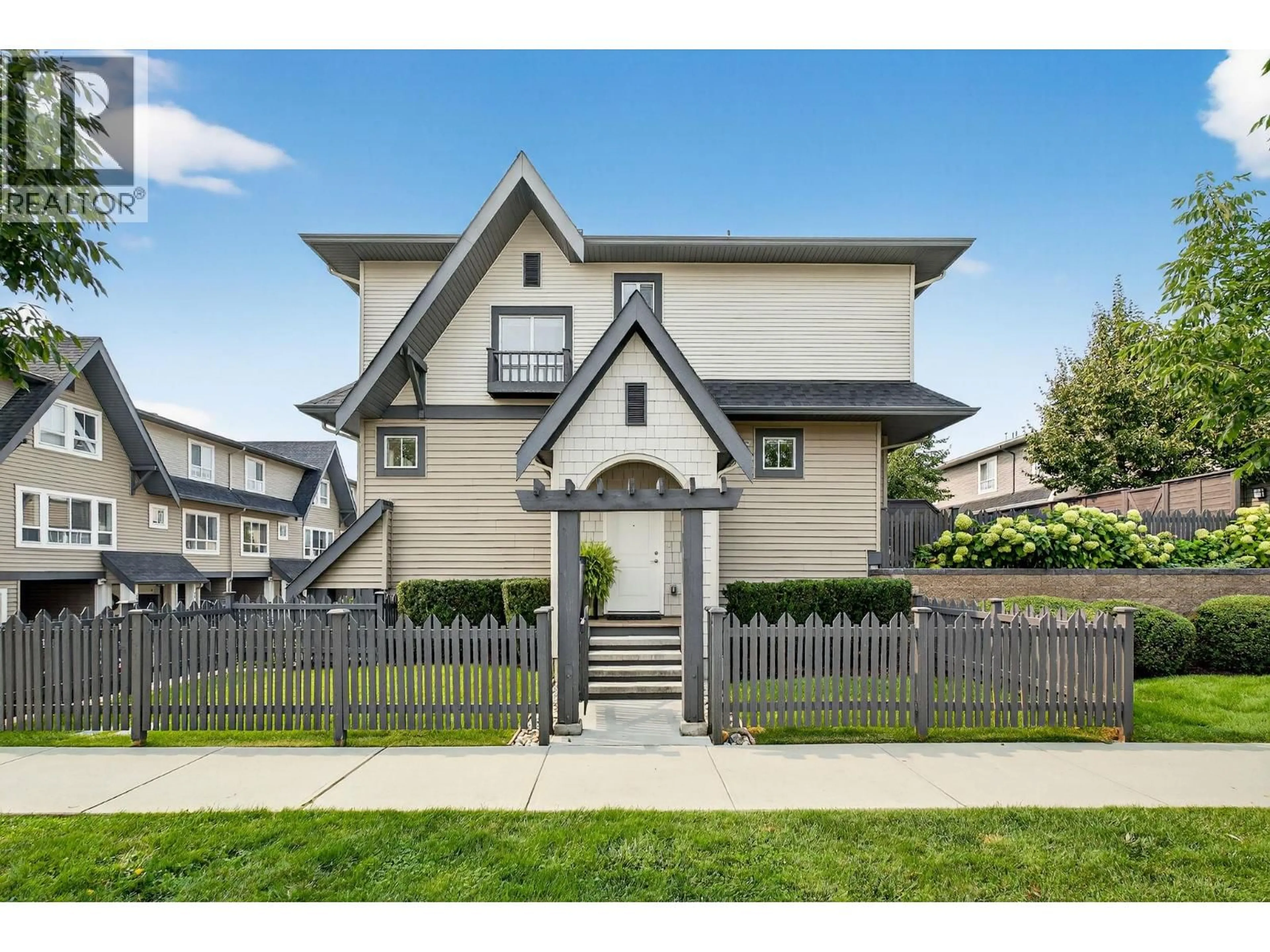 Home with vinyl exterior material, street for 30 - 680 OLD MEADOWS ROAD, Kelowna British Columbia V1W5L4