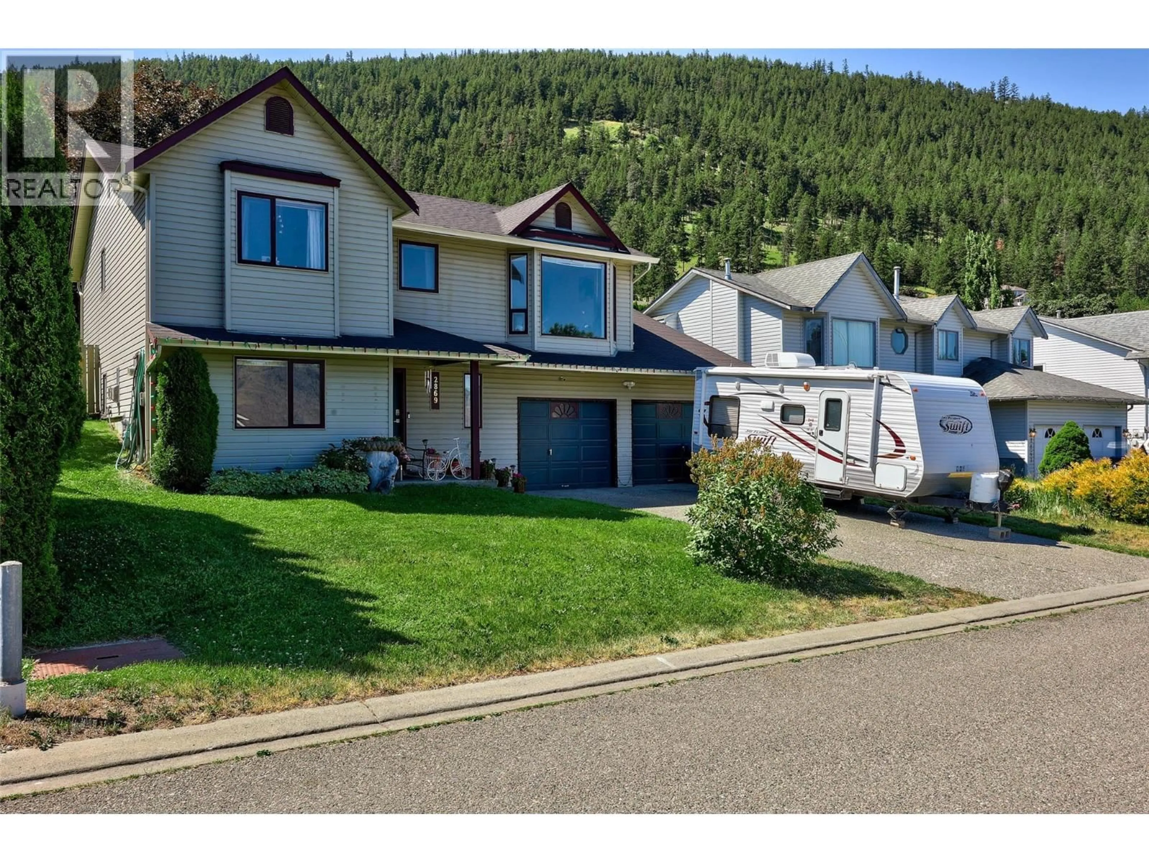 Home with vinyl exterior material, street for 2869 SQUAMISH COURT, Kamloops British Columbia V2E2K9