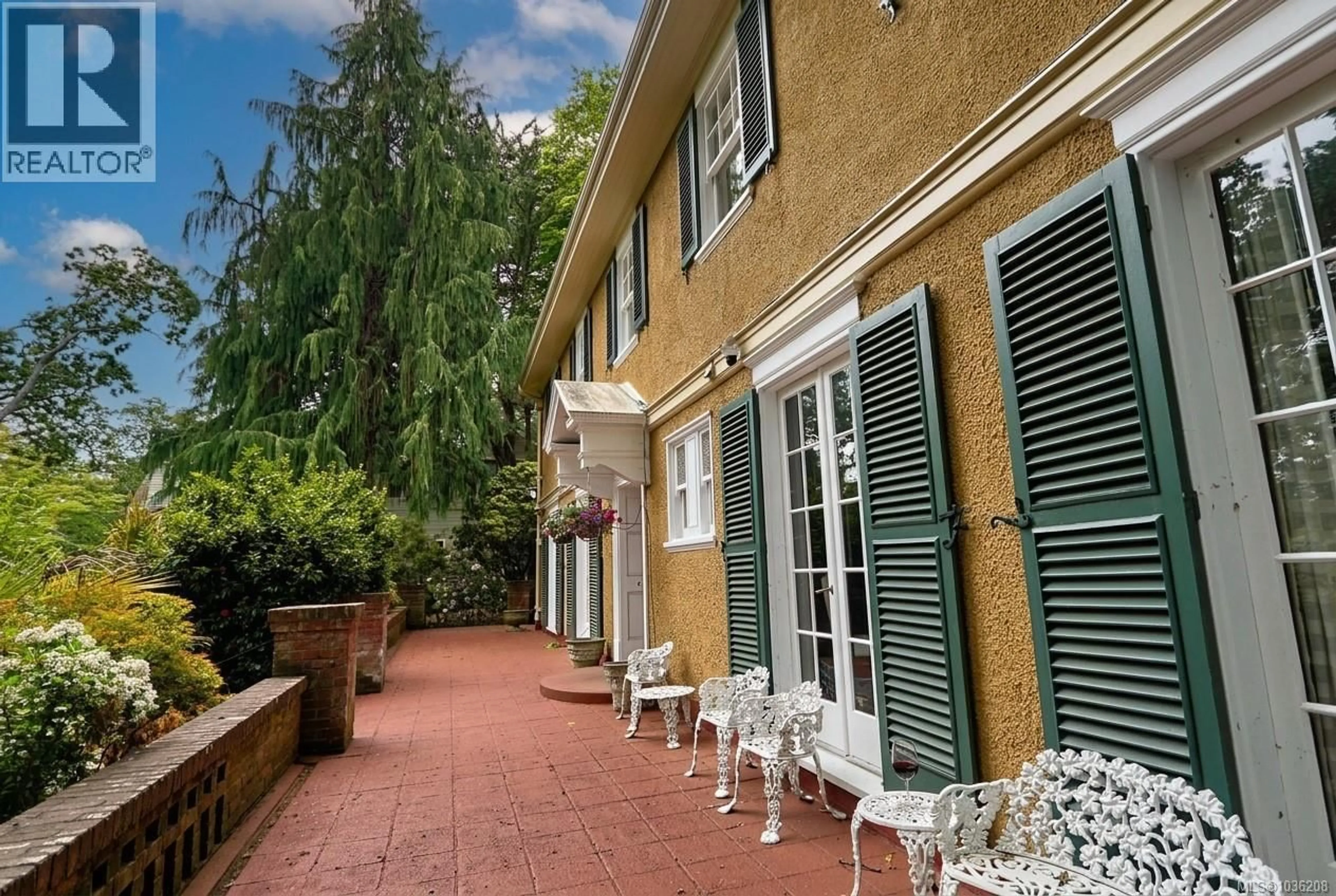 Patio, street for 990 TERRACE AVENUE, Victoria British Columbia V8S3V3