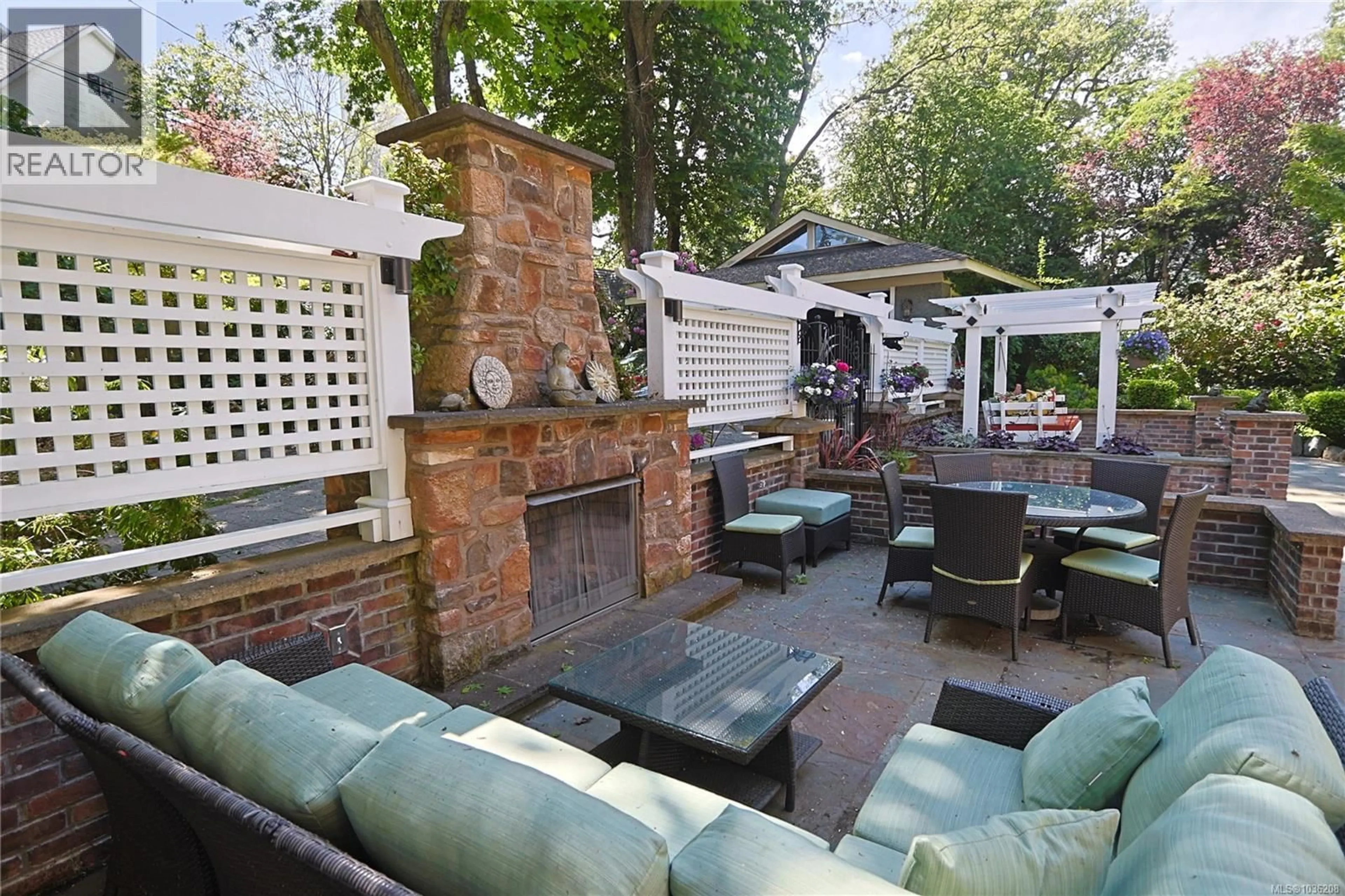 Patio, street for 990 TERRACE AVENUE, Victoria British Columbia V8S3V3