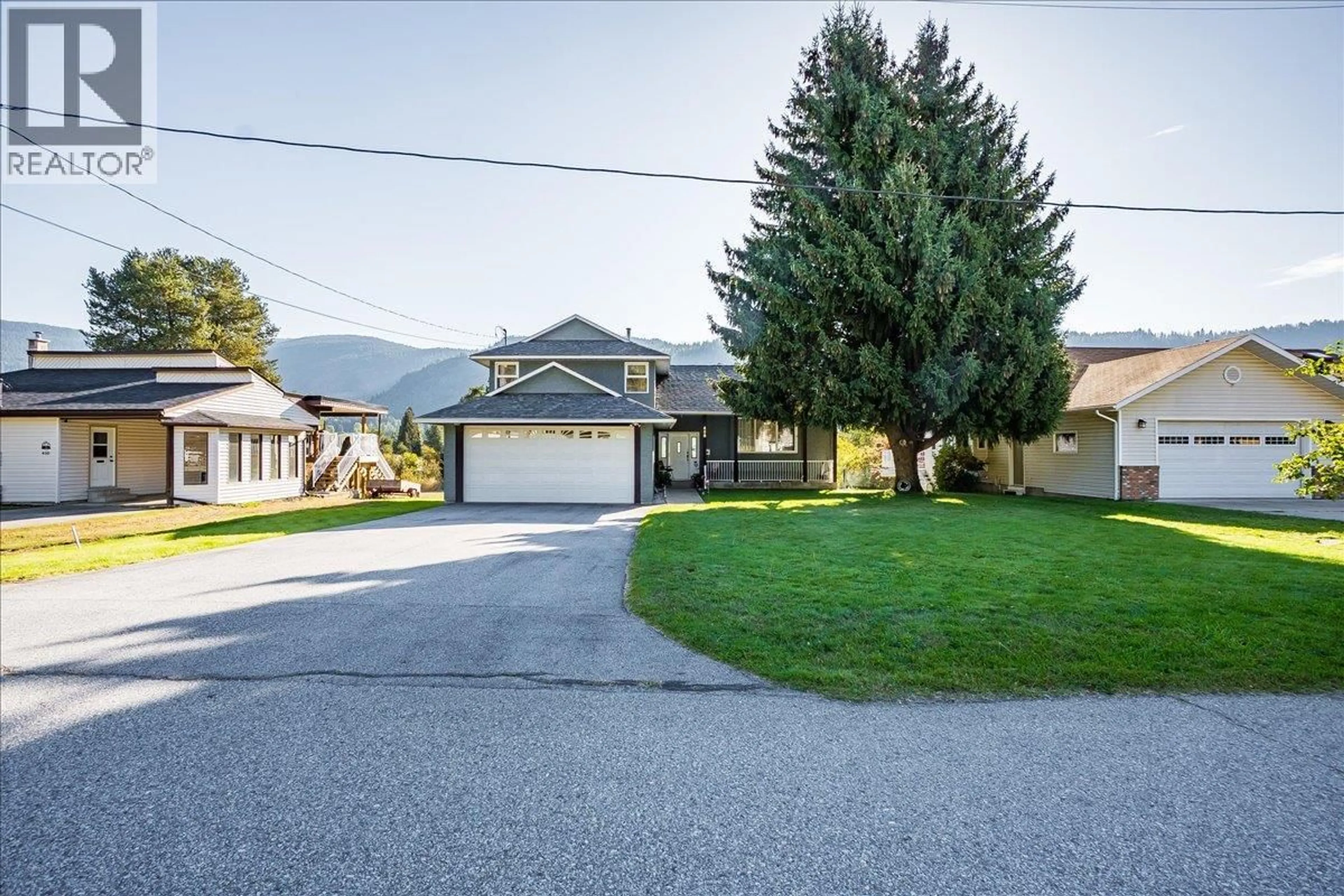 A pic from outside/outdoor area/front of a property/back of a property/a pic from drone, mountain view for 408 BERESFORD CRESCENT, Castlegar British Columbia V1N3V5
