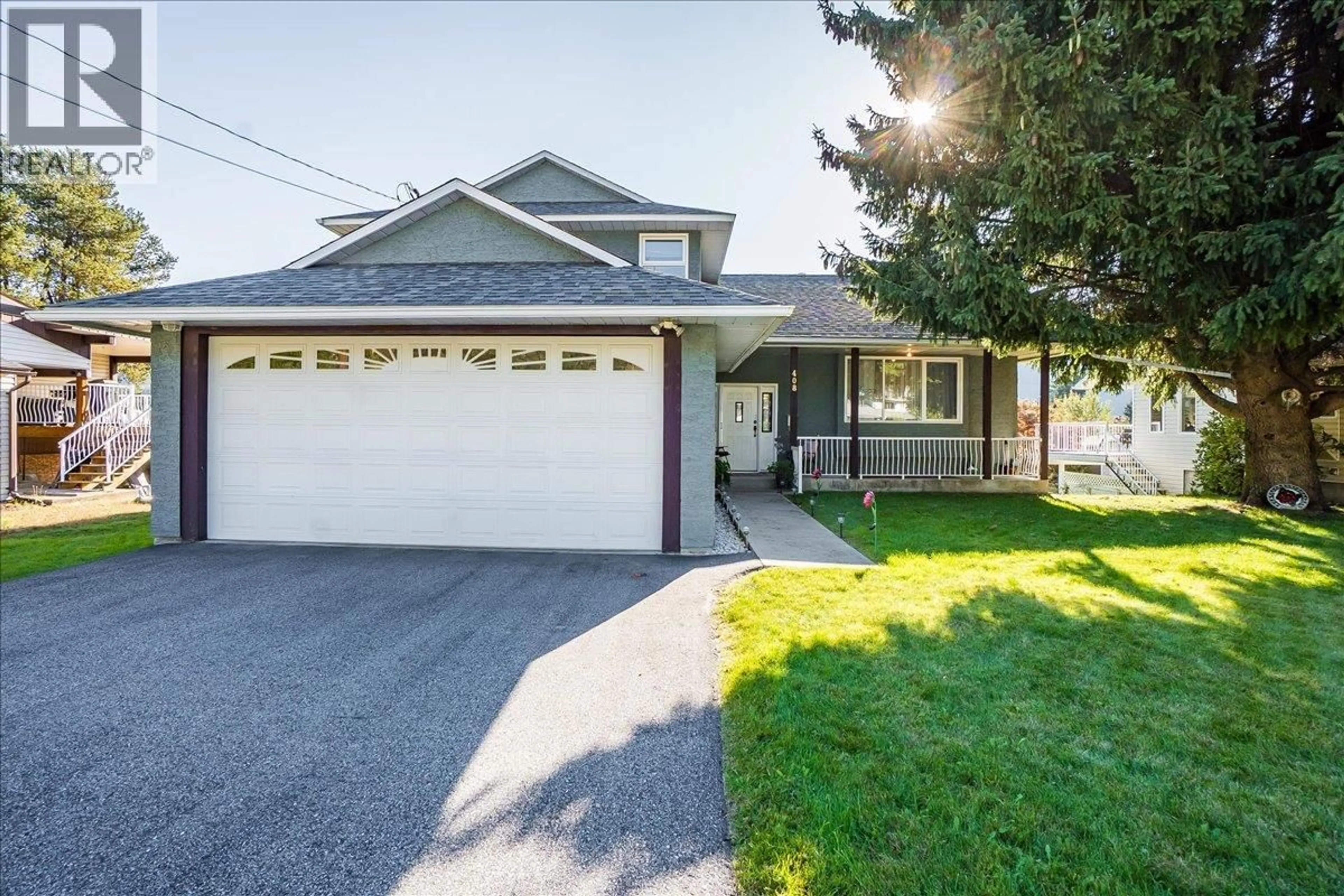 Home with vinyl exterior material, street for 408 BERESFORD CRESCENT, Castlegar British Columbia V1N3V5