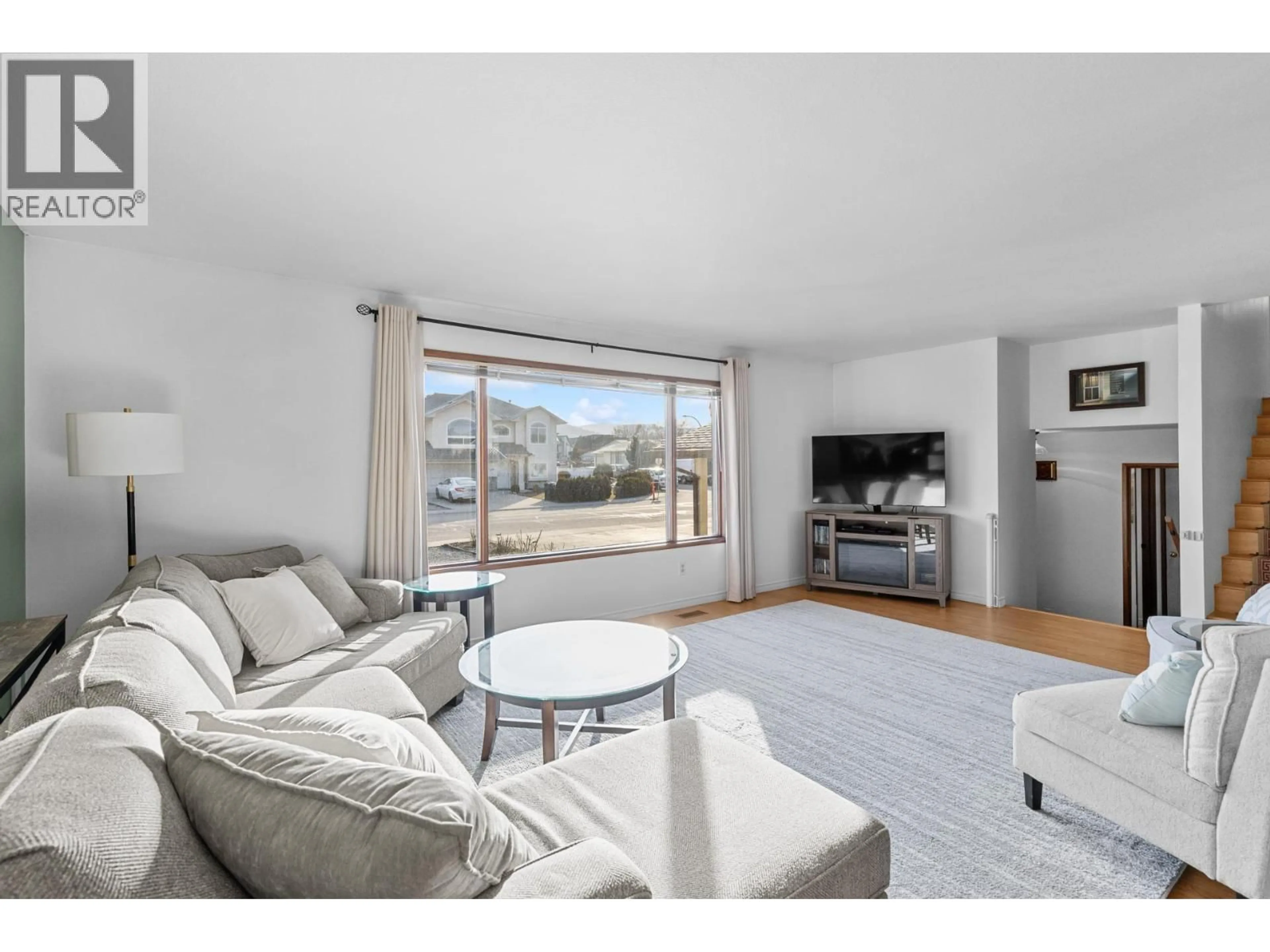 Living room with furniture, unknown for 280 KNELLER ROAD, Kelowna British Columbia V1X7A1