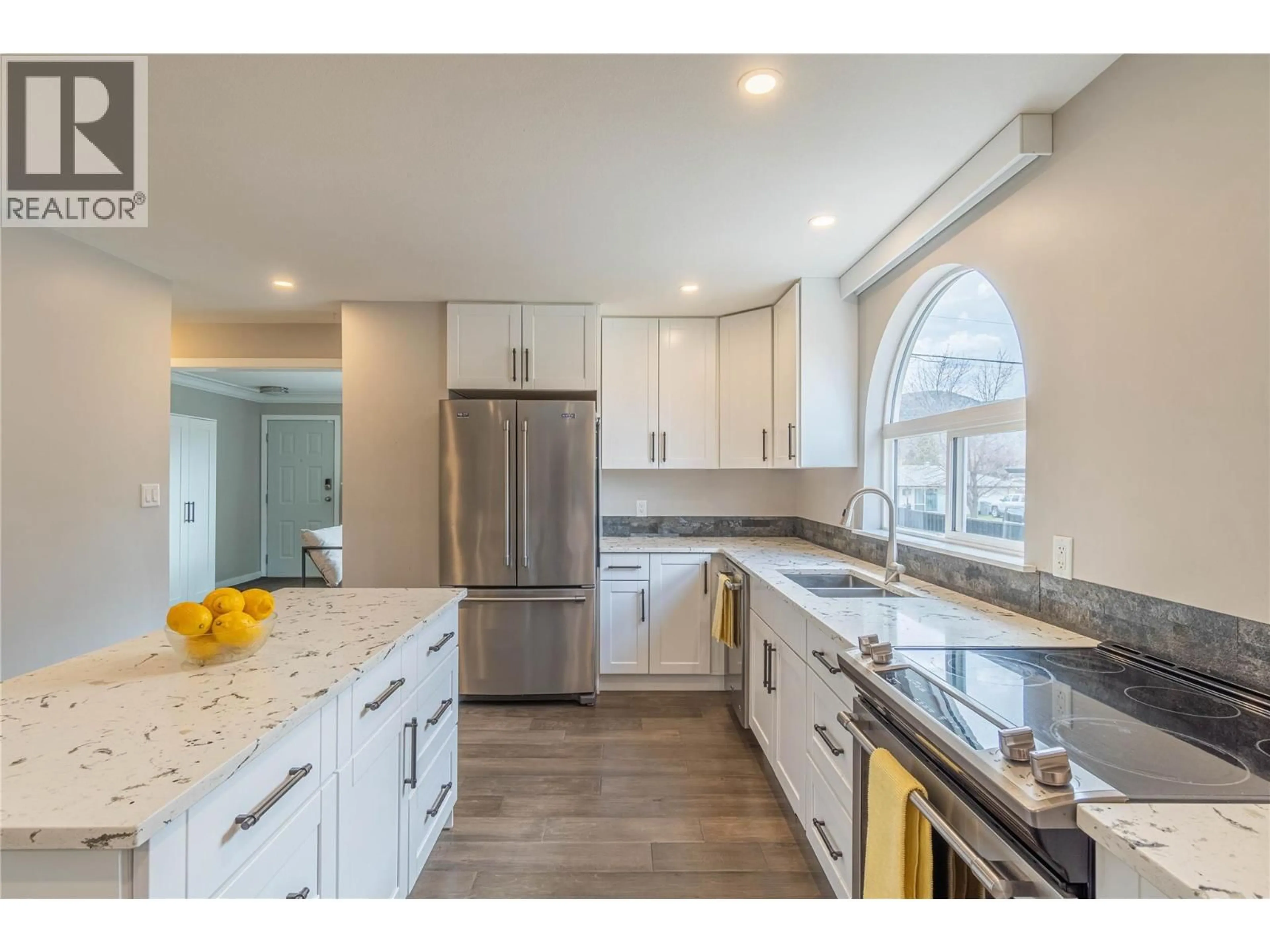 Open concept kitchen, ceramic/tile floor for 1916 SUNNYCREST AVENUE, Kamloops British Columbia V2B4M1