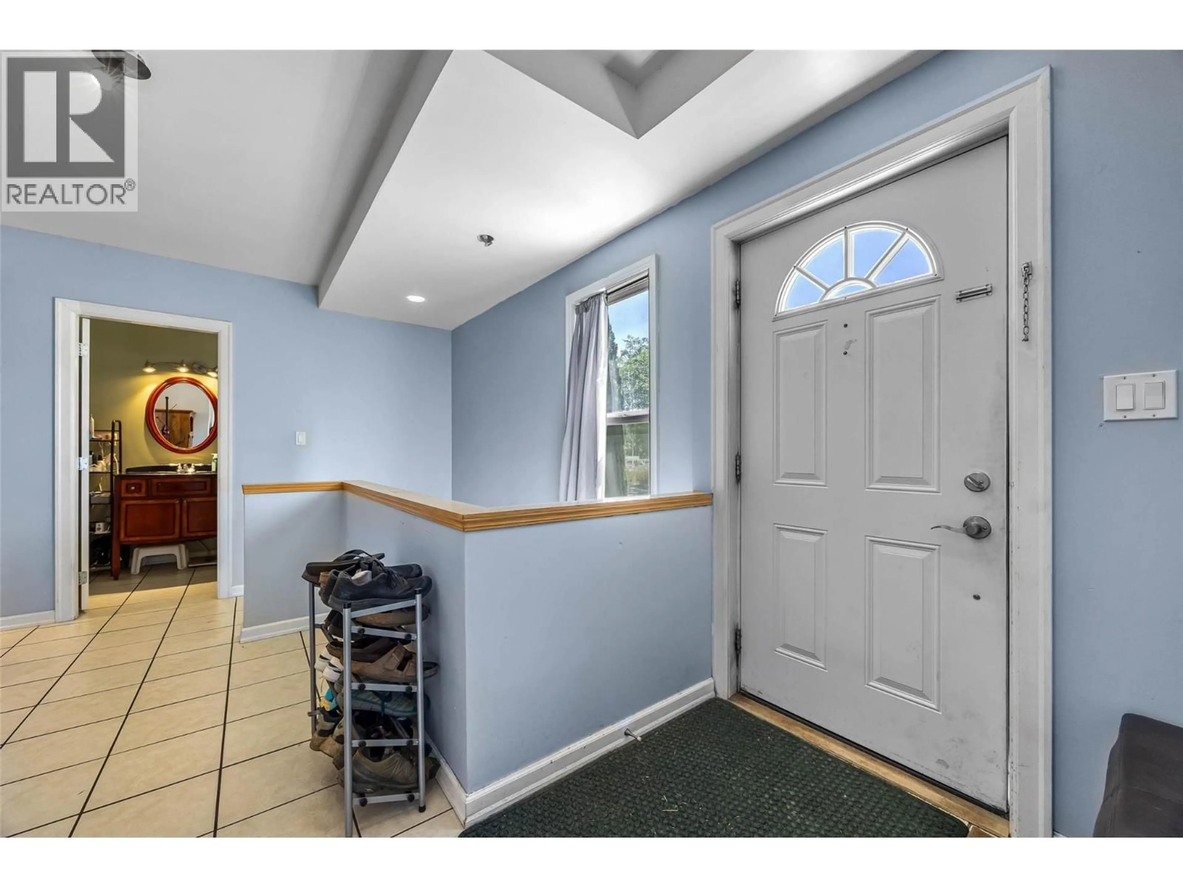 Indoor entryway for 755 CRESTLINE STREET, Kamloops British Columbia V2B5X2