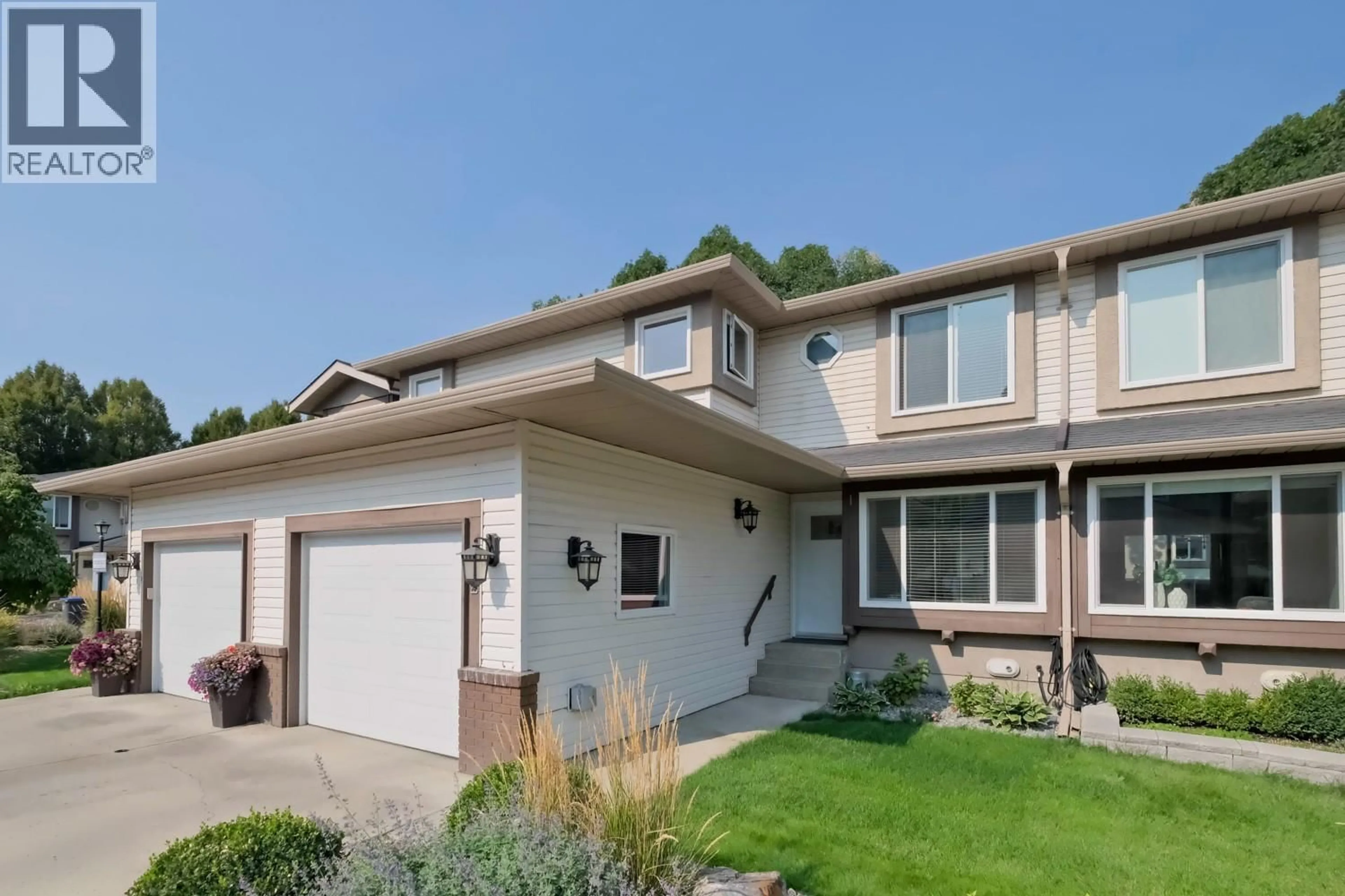Home with vinyl exterior material, street for 12 - 1853 EDGEHILL AVENUE, Kelowna British Columbia V1V1X8