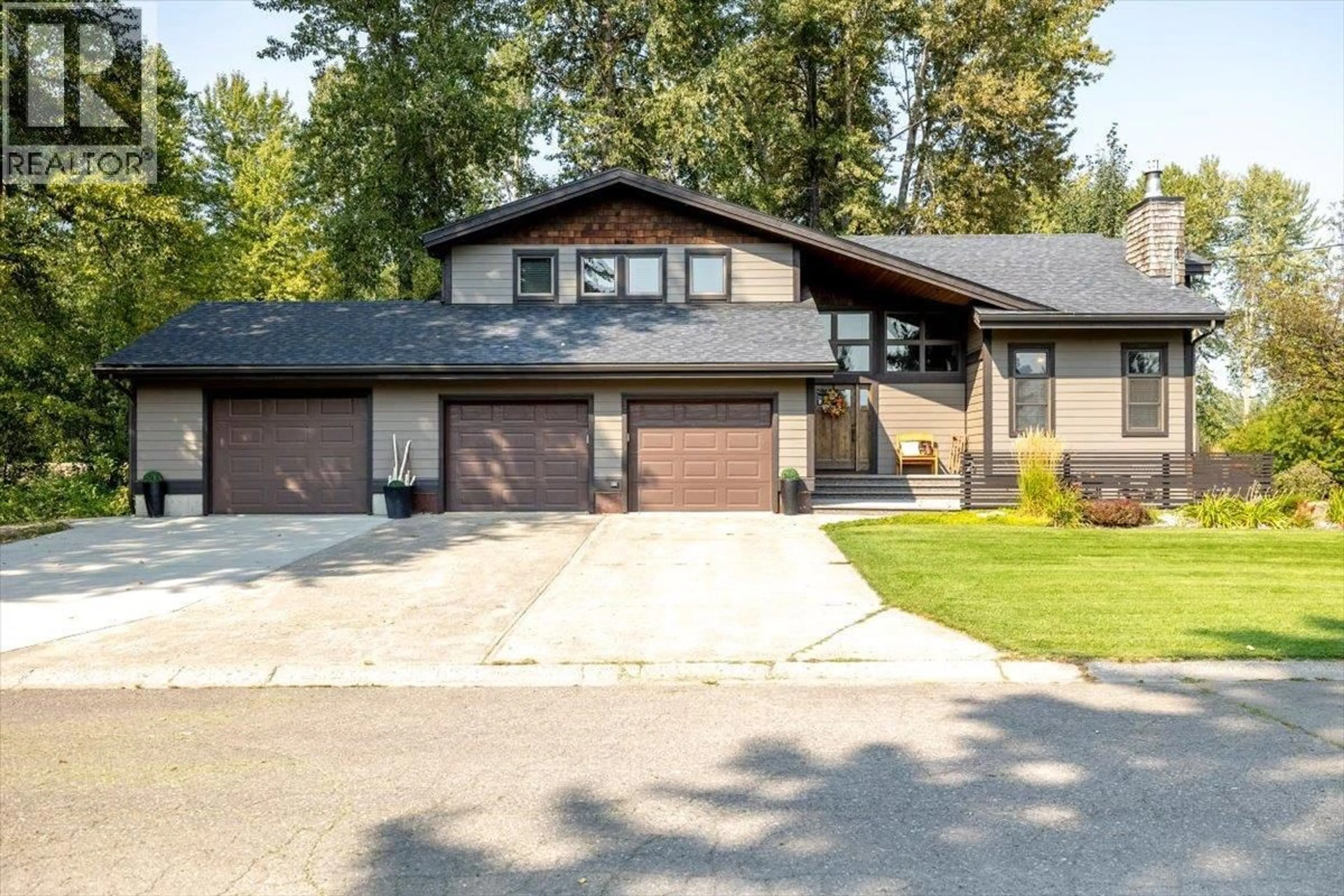 Home with vinyl exterior material, street for 2 MT MINTON STREET, Fernie British Columbia V0B1M3