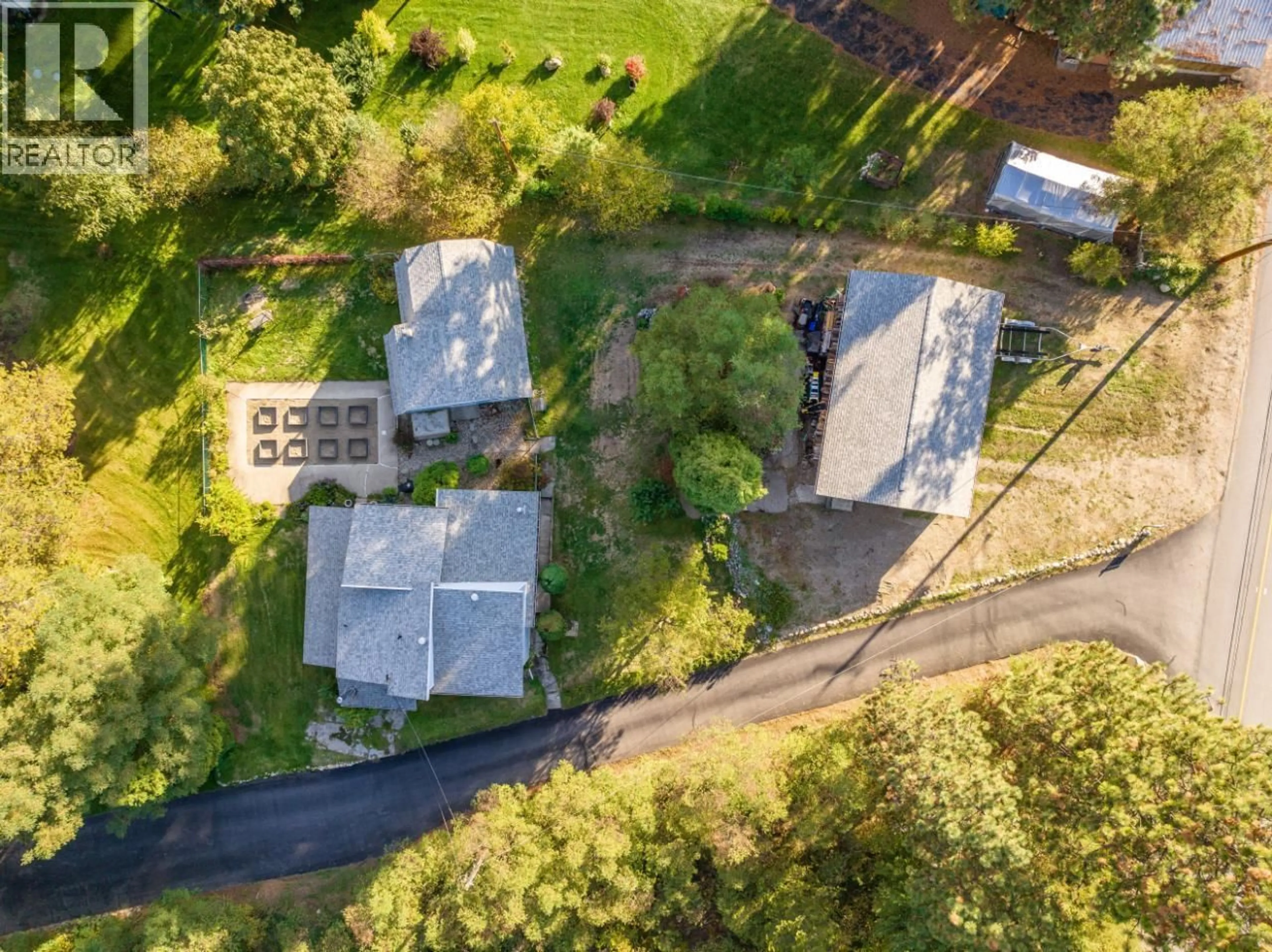 A pic from outside/outdoor area/front of a property/back of a property/a pic from drone, street for 814 16TH AVENUE, Genelle British Columbia V0G1G0