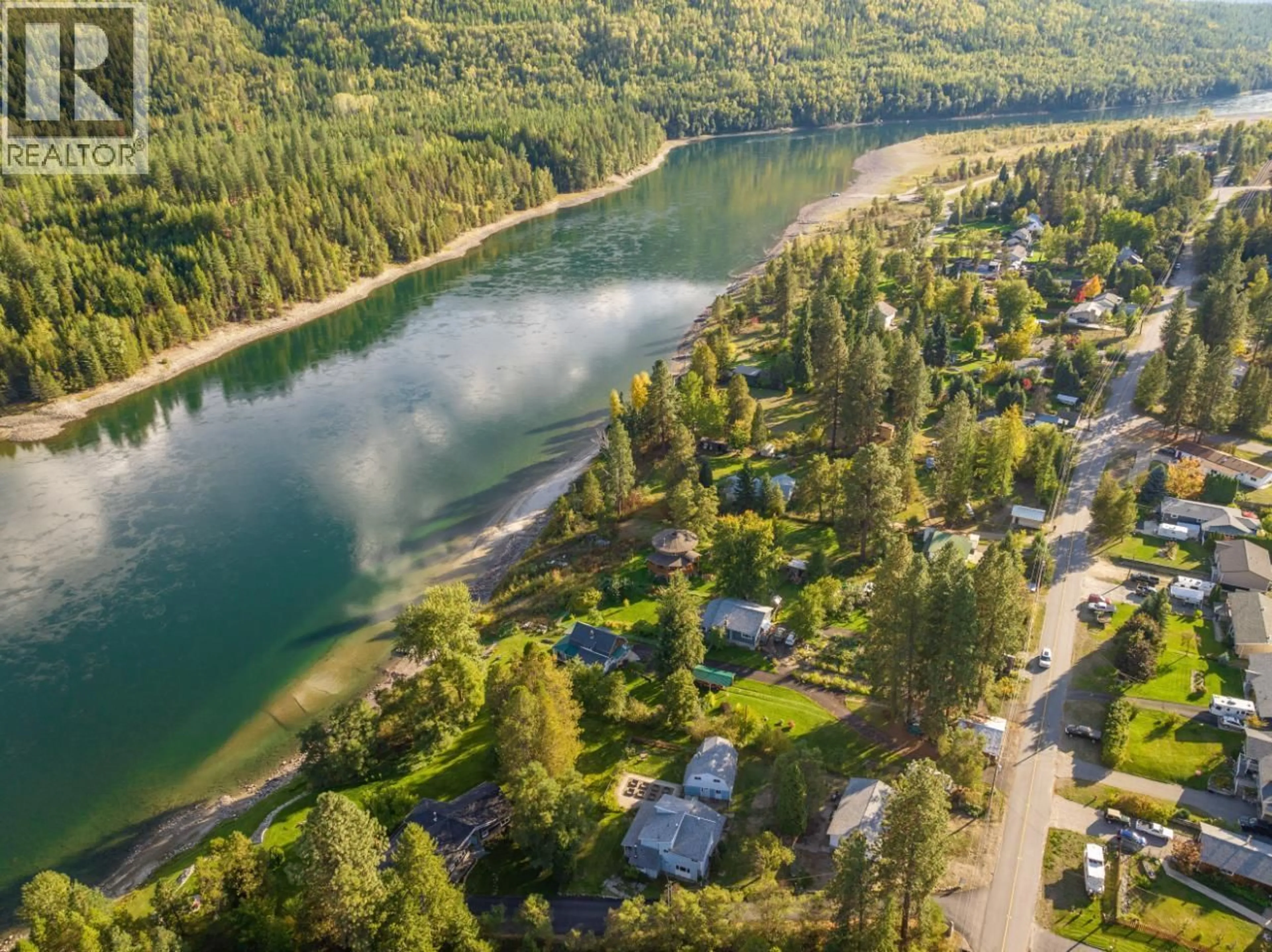 A pic from outside/outdoor area/front of a property/back of a property/a pic from drone, water/lake/river/ocean view for 814 16TH AVENUE, Genelle British Columbia V0G1G0