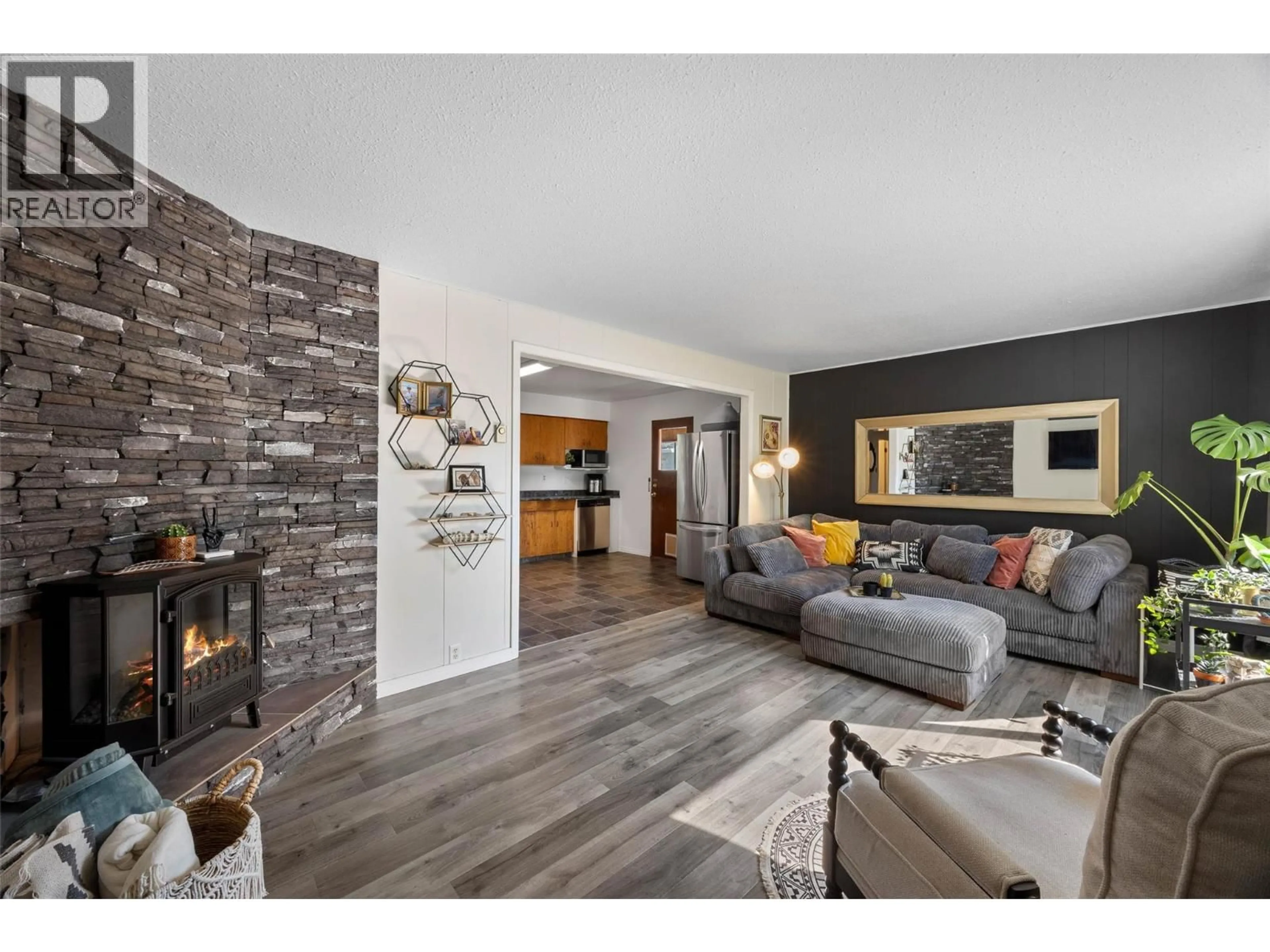 Living room with furniture, unknown for 640 PORTERFIELD ROAD, Kamloops British Columbia V2B6M6