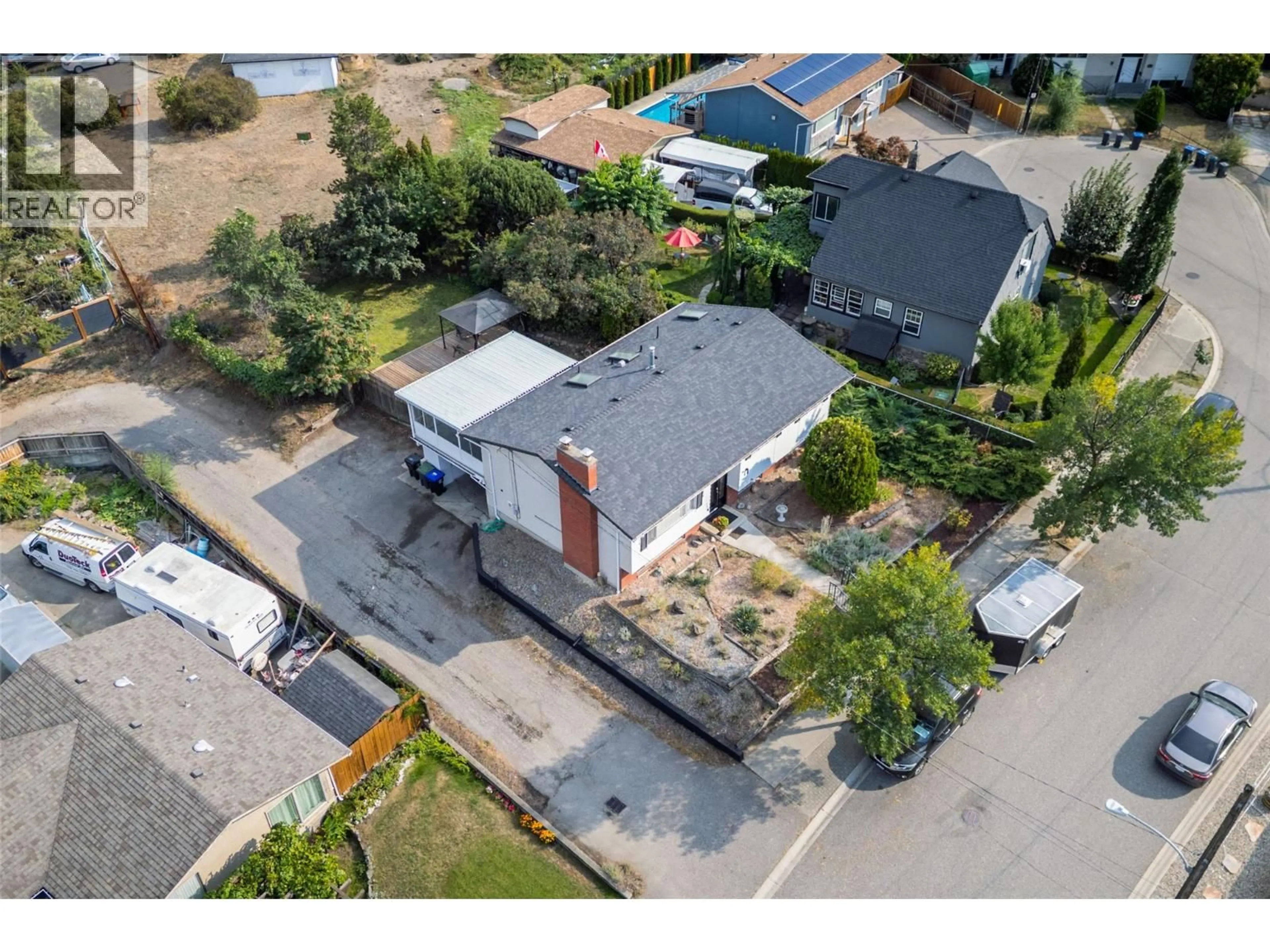 A pic from outside/outdoor area/front of a property/back of a property/a pic from drone, street for 1463 BRAEMAR STREET, Kelowna British Columbia V1Y3X4