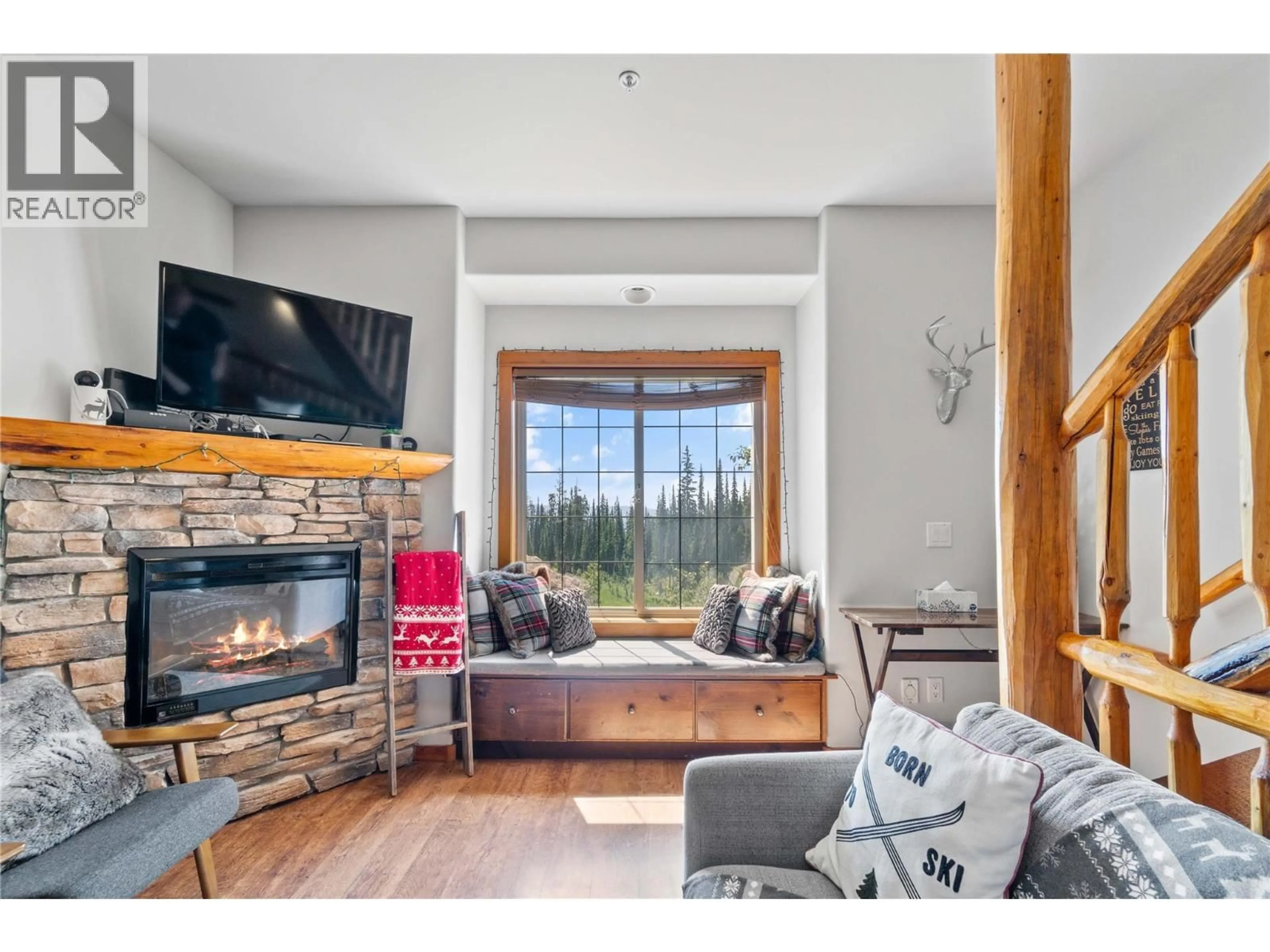 Living room with furniture, wood/laminate floor for 2 - 5015 SNOWBIRD WAY, Big White British Columbia V1P1P3