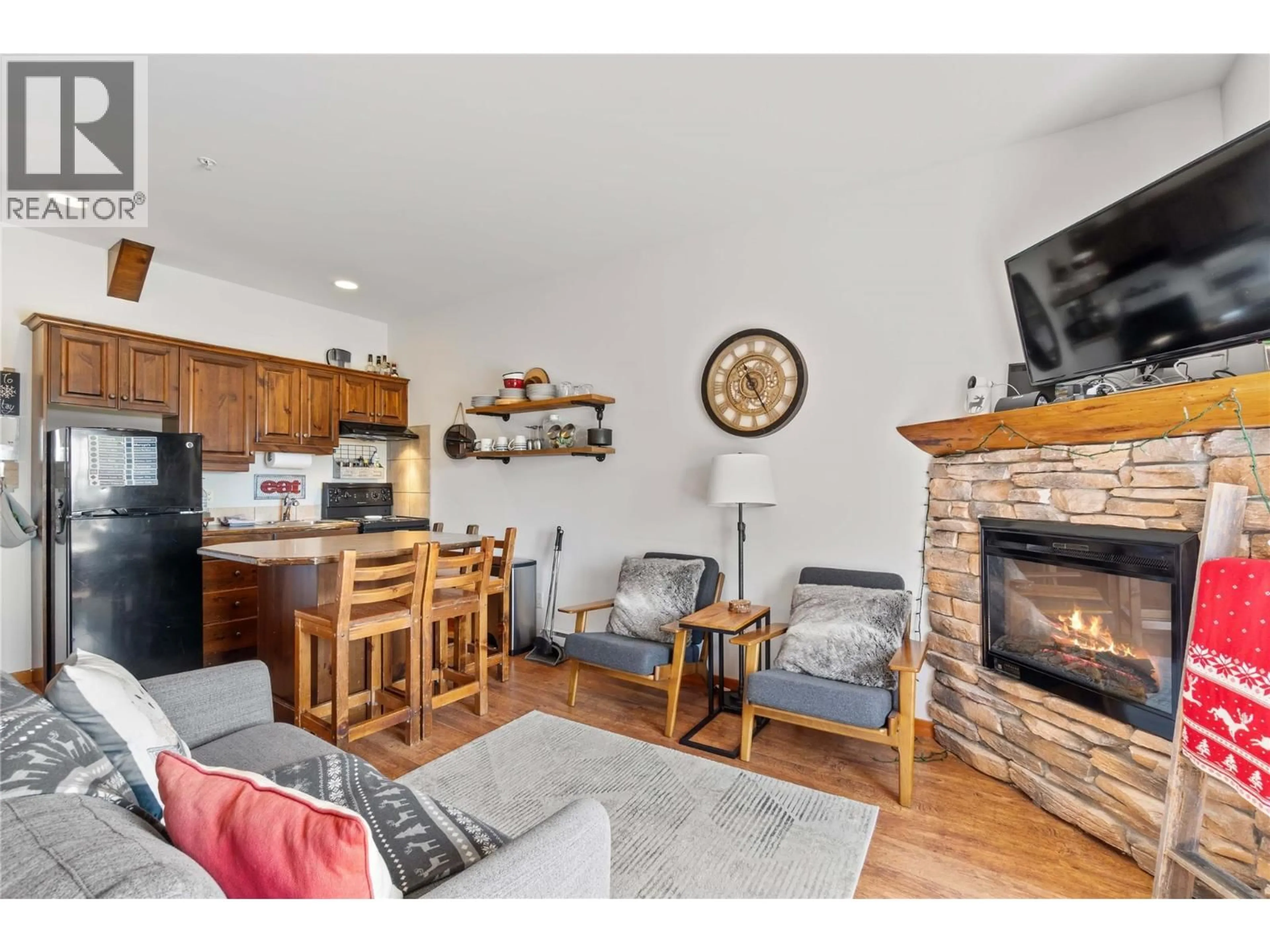 Living room with furniture, wood/laminate floor for 2 - 5015 SNOWBIRD WAY, Big White British Columbia V1P1P3