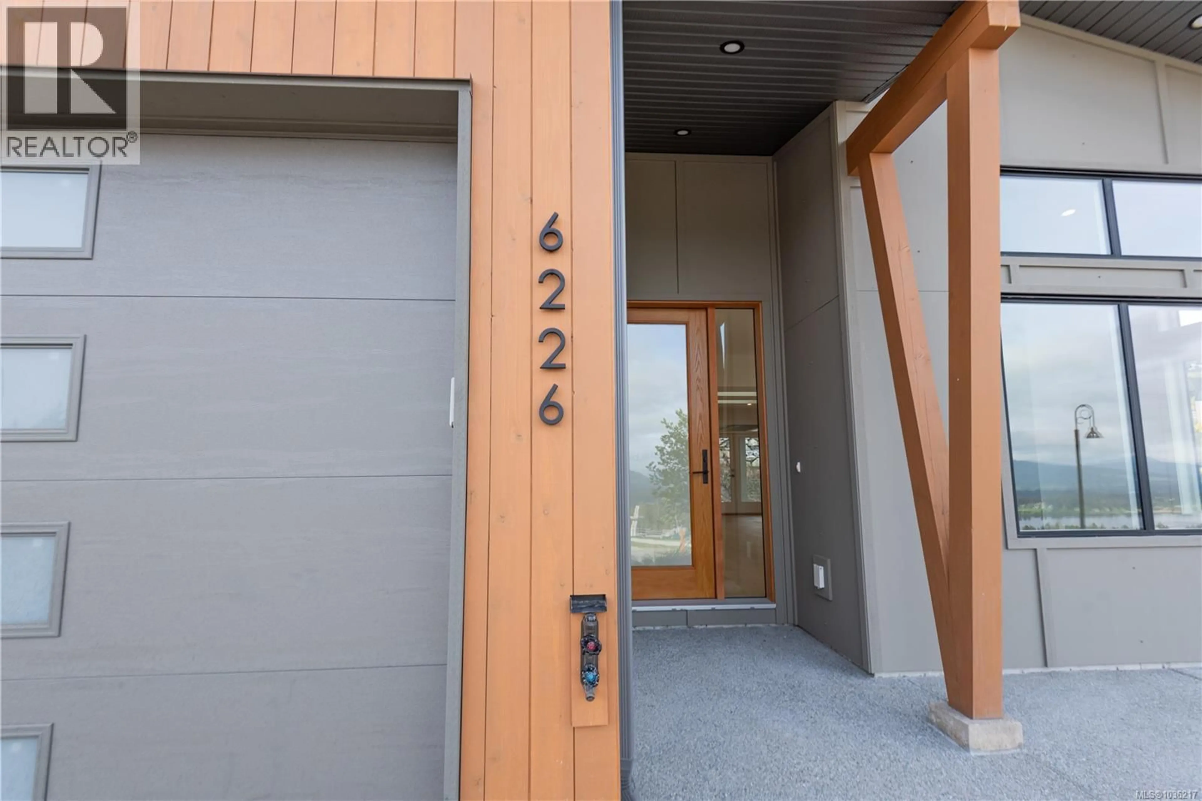 Indoor foyer for 6226 SEABLUSH DRIVE, Duncan British Columbia V9L0J9