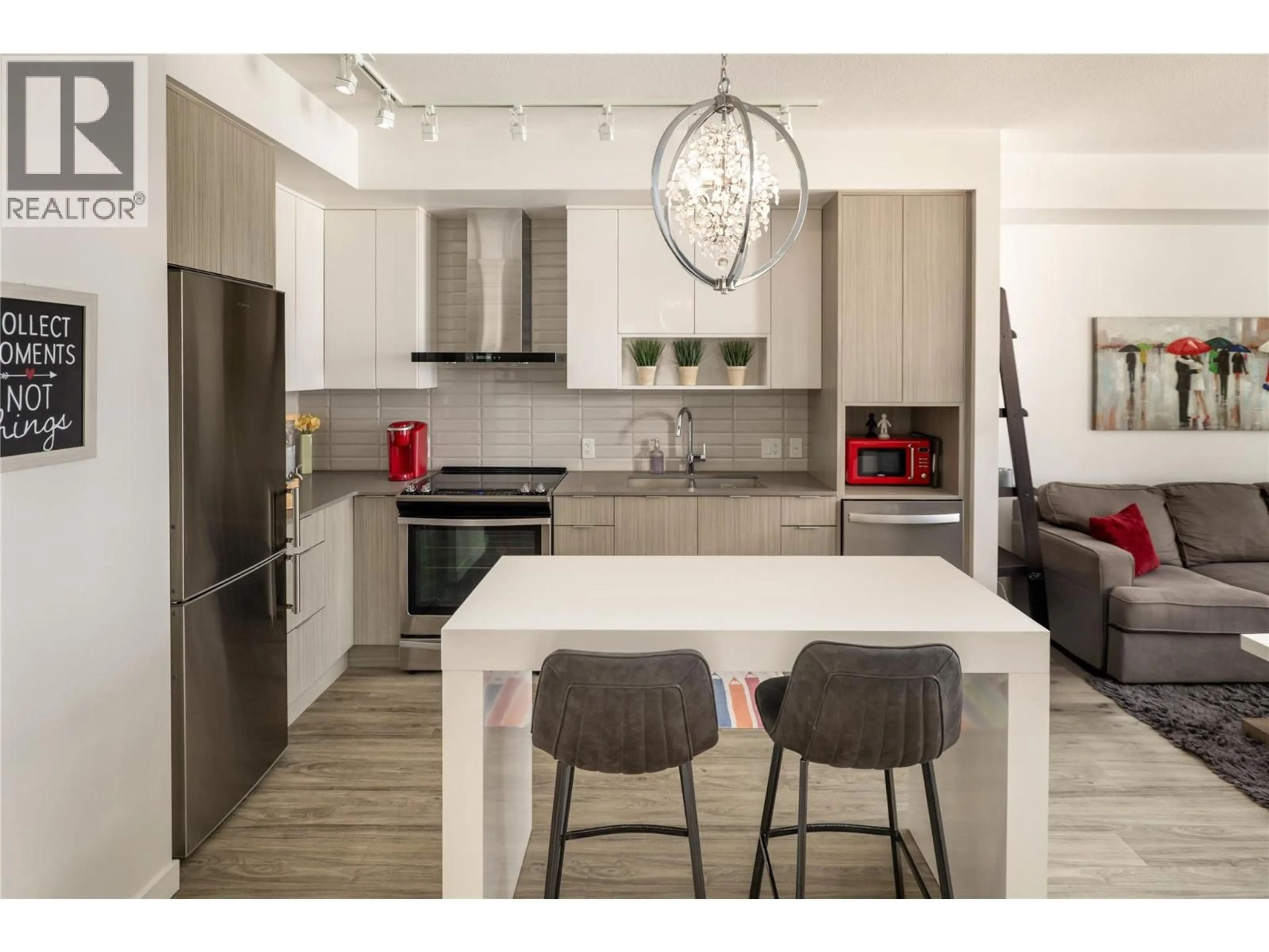 Contemporary kitchen, unknown for 210 - 1775 CHAPMAN PLACE, Kelowna British Columbia V1Y0G3