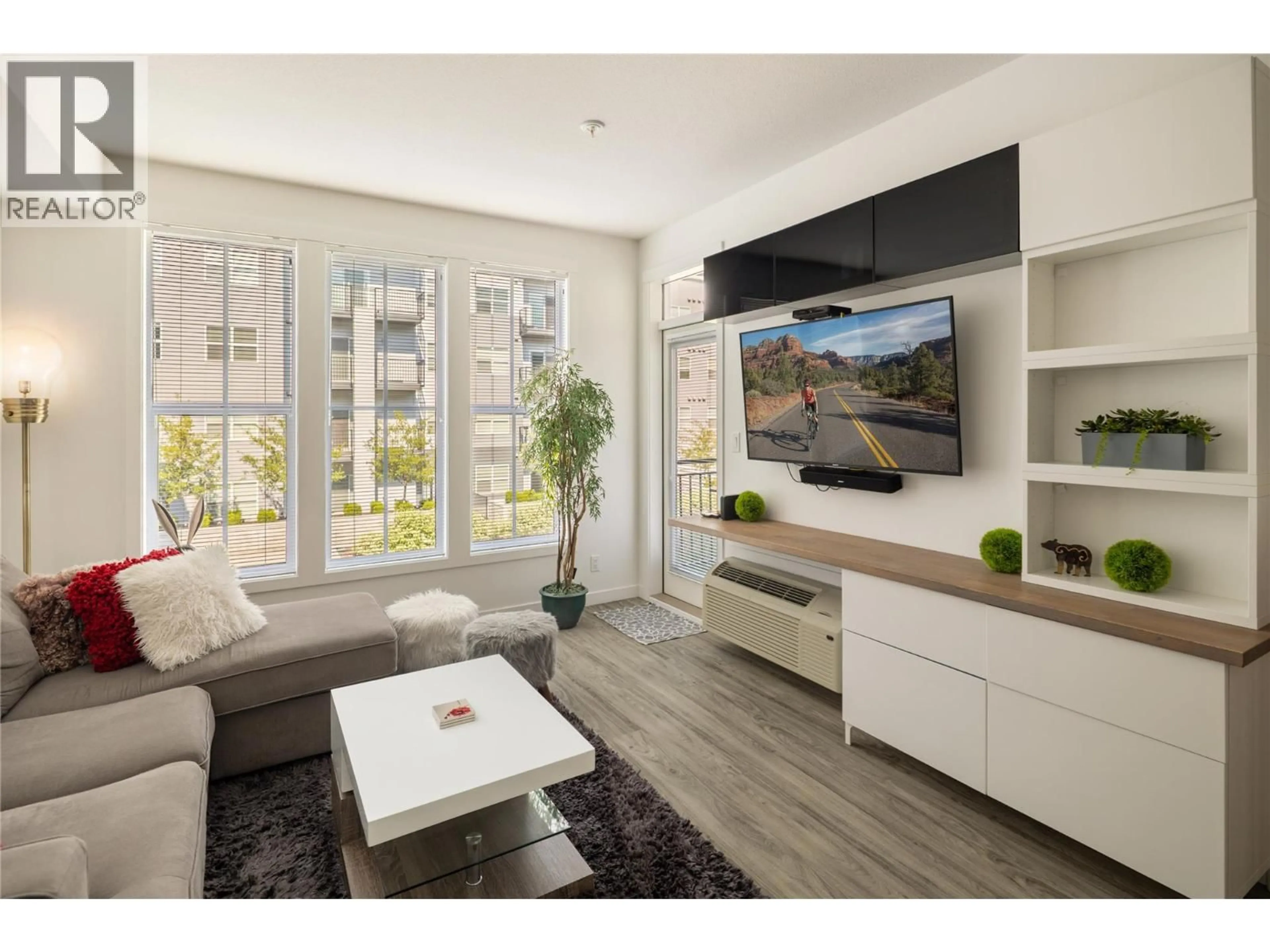 Living room with furniture, wood/laminate floor for 210 - 1775 CHAPMAN PLACE, Kelowna British Columbia V1Y0G3