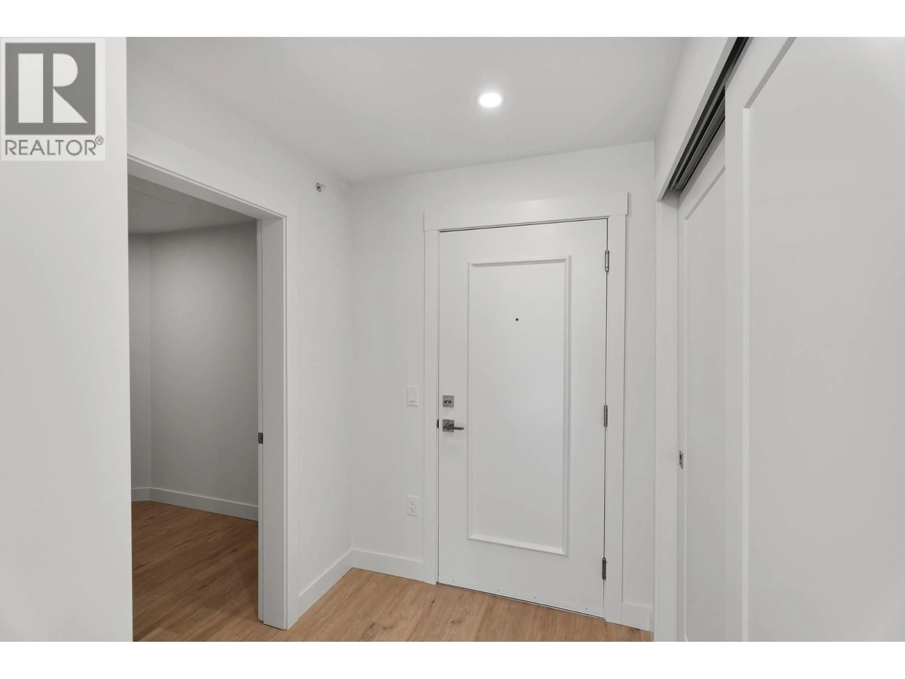 Indoor entryway for 410 - 1844 QU'APPELLE BOULEVARD, Kamloops British Columbia V2E0E8