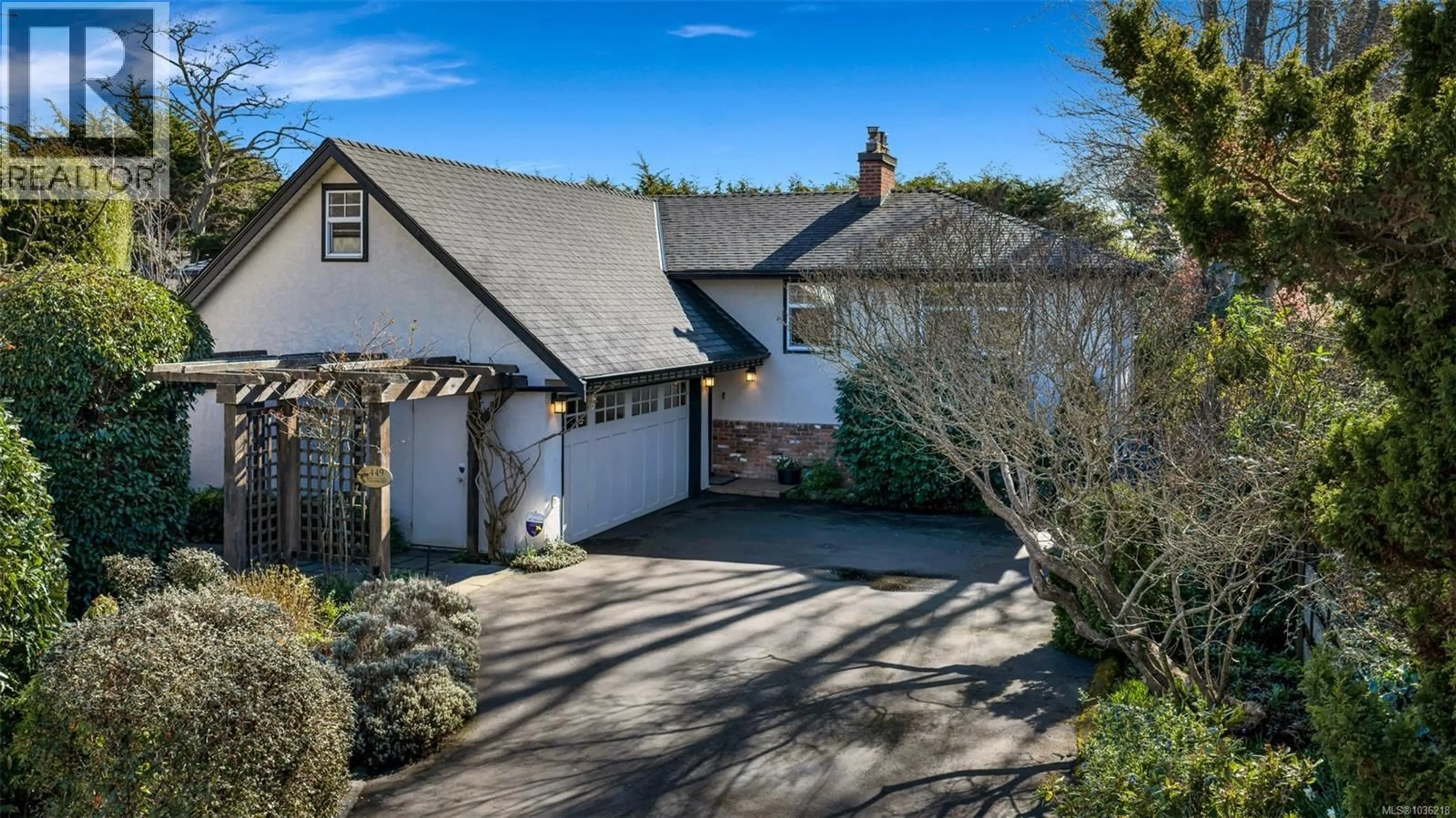 A pic from outside/outdoor area/front of a property/back of a property/a pic from drone, street for 449 VICTORIA AVENUE, Oak Bay British Columbia V8S4M7
