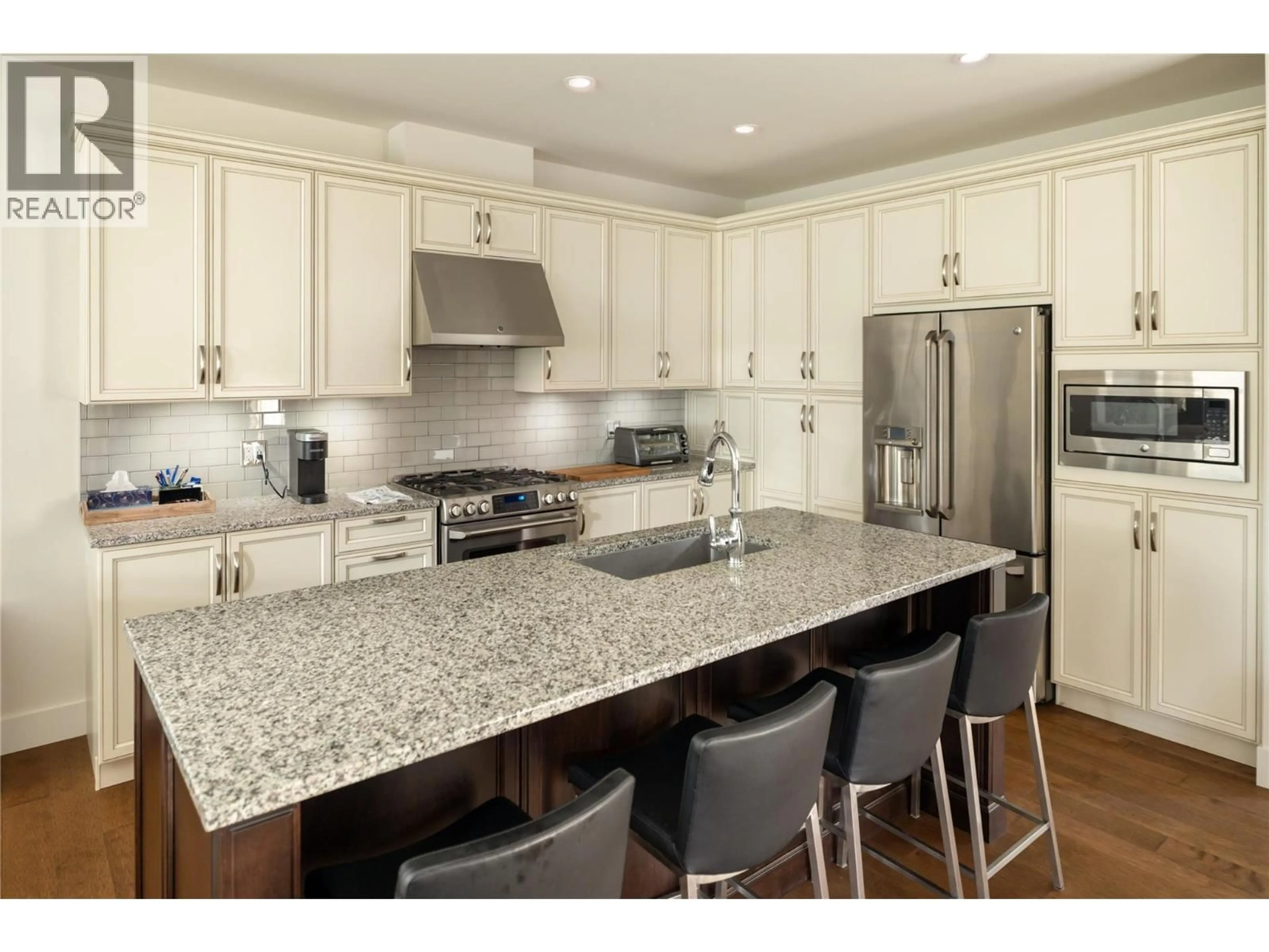 Open concept kitchen, ceramic/tile floor for 58 - 1960 KLO ROAD, Kelowna British Columbia V1W5L2