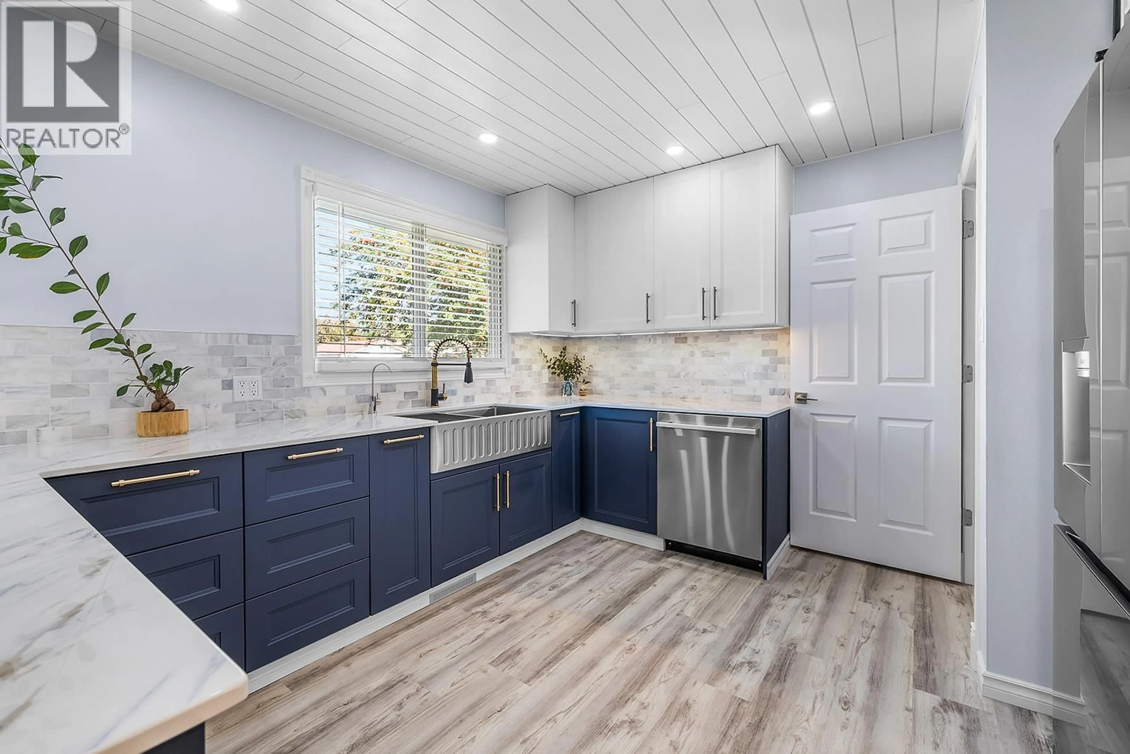 Open concept kitchen, ceramic/tile floor for 452 MOUNTAIN ASH CRESCENT, Sparwood British Columbia V0B2G0