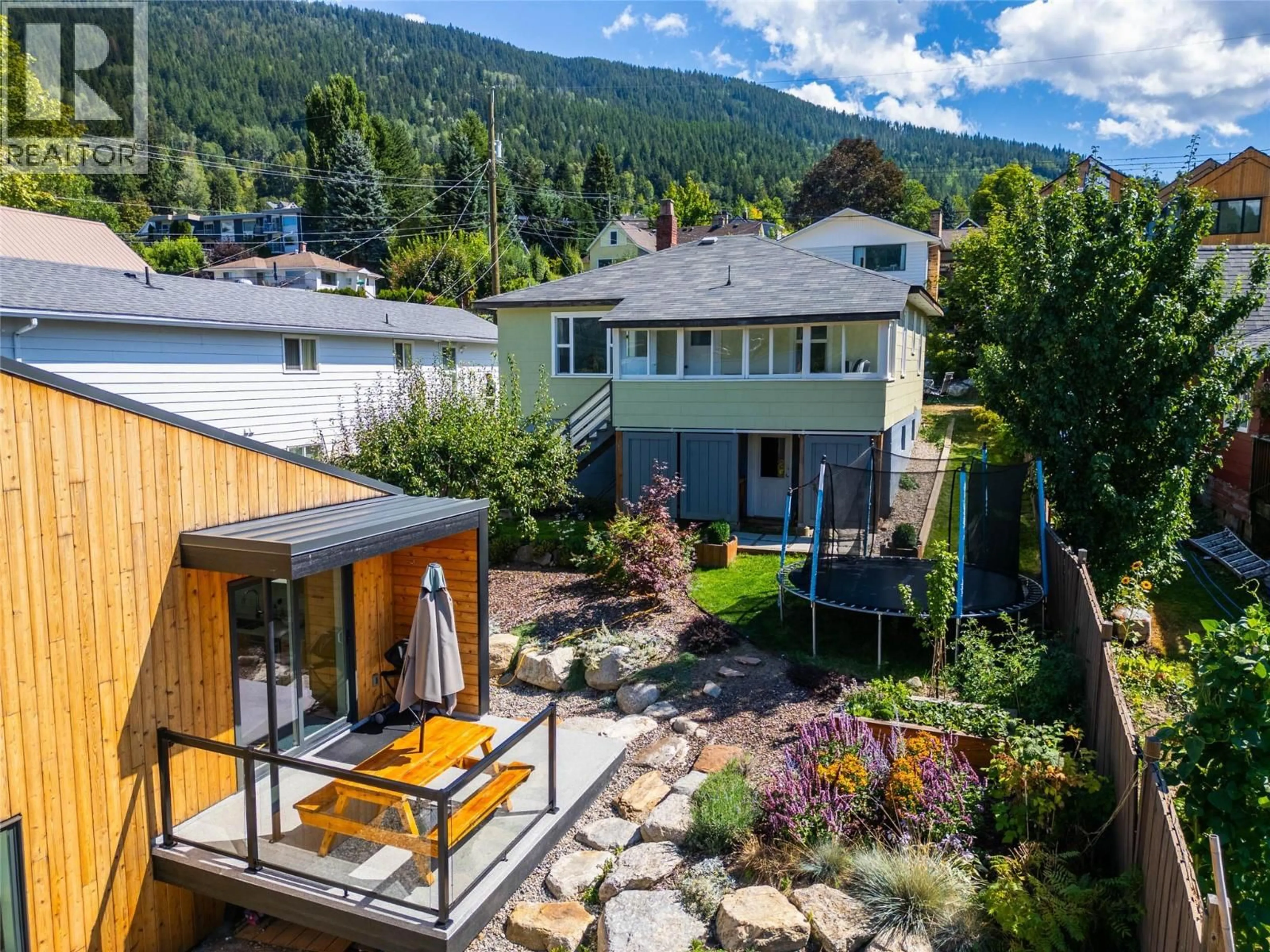 A pic from outside/outdoor area/front of a property/back of a property/a pic from drone, mountain view for 519 ROBSON STREET, Nelson British Columbia V1L5A6