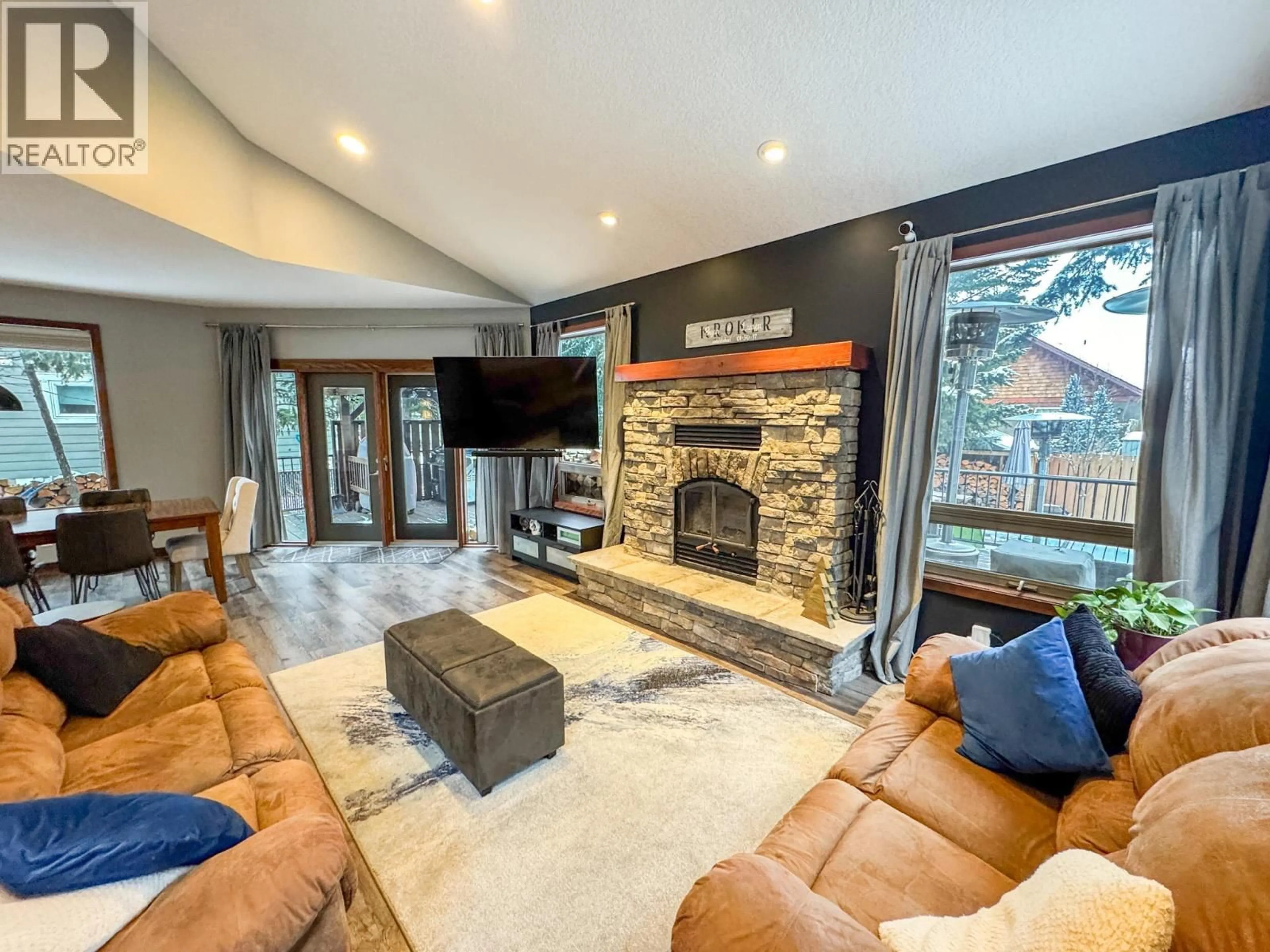 Living room with furniture, unknown for 960 COPPER POINT WAY, Invermere British Columbia V0A1K3