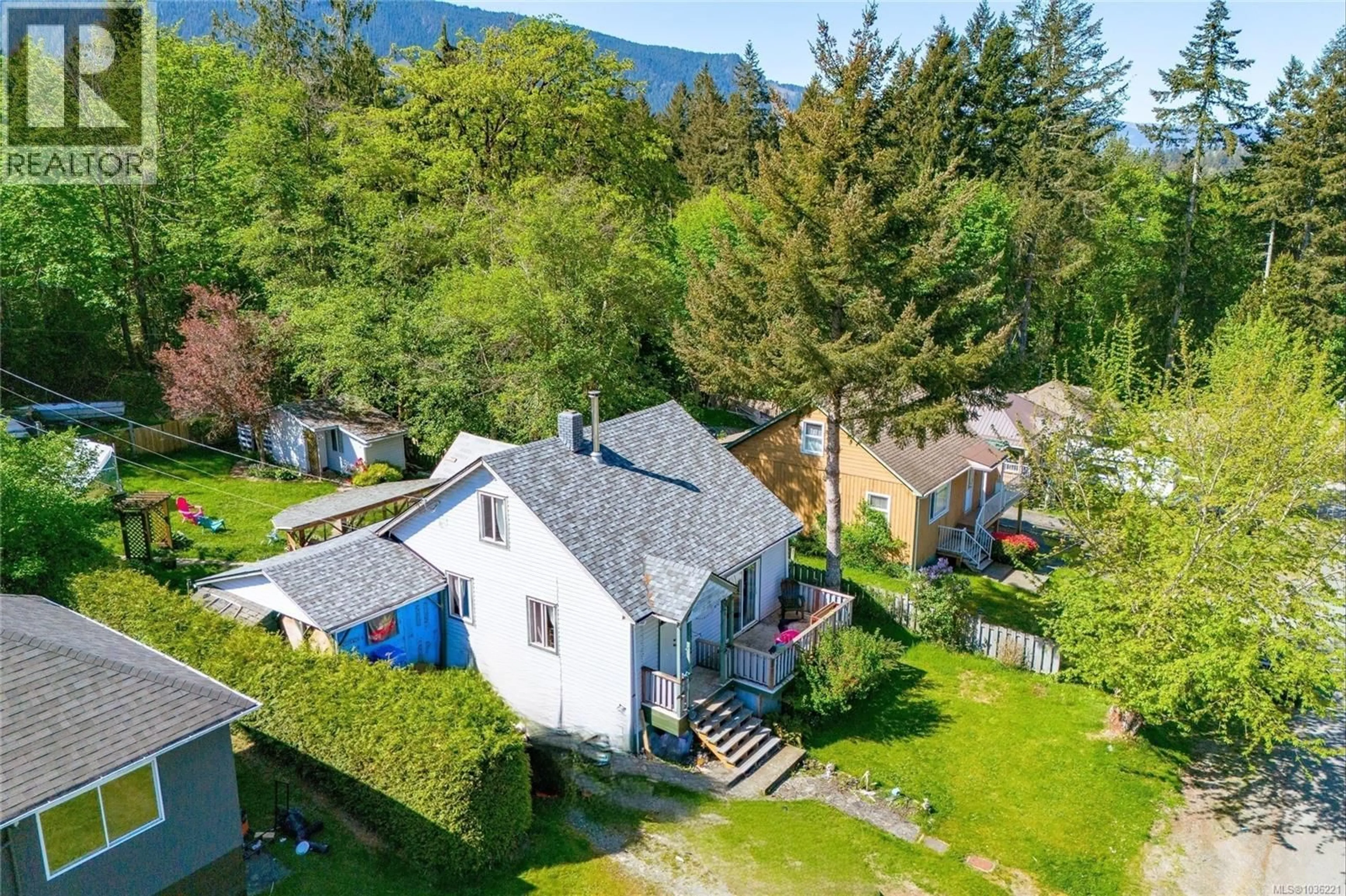 A pic from outside/outdoor area/front of a property/back of a property/a pic from drone, unknown for 44 ARBUTUS STREET WEST, Lake Cowichan British Columbia V0R2G0