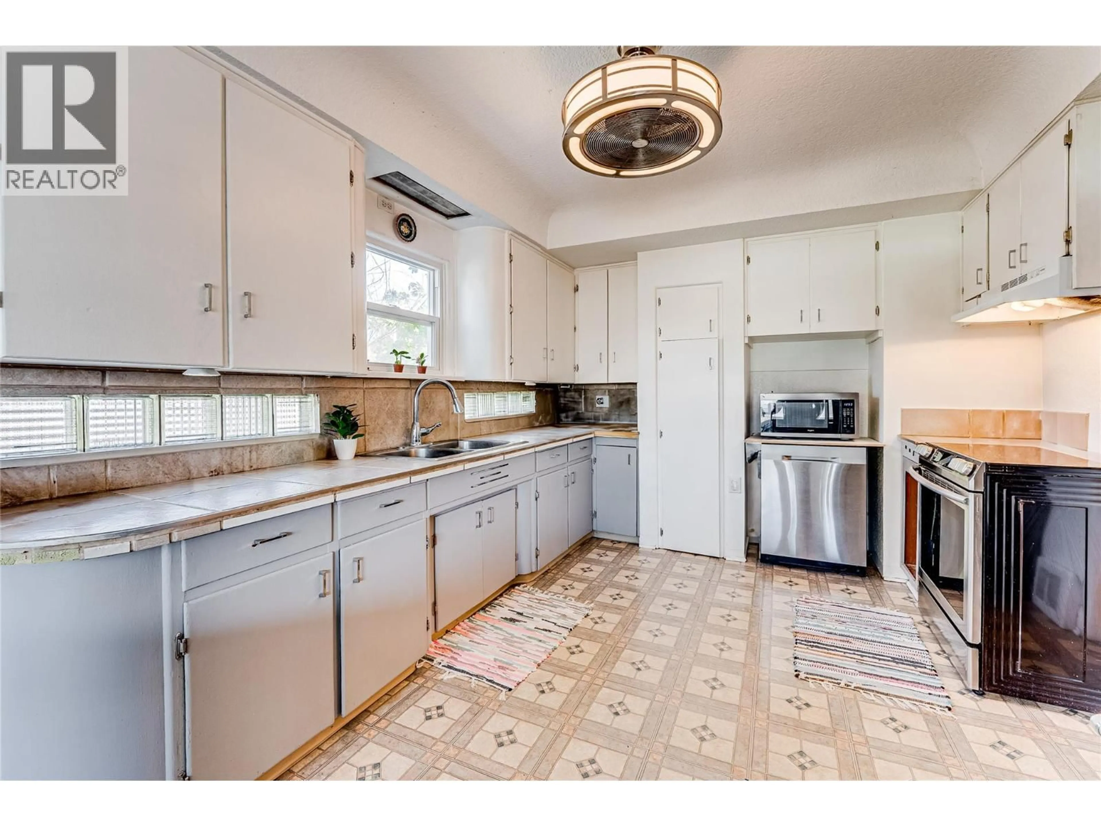 Open concept kitchen, ceramic/tile floor for 2208 32 STREET, Vernon British Columbia V1T5L3