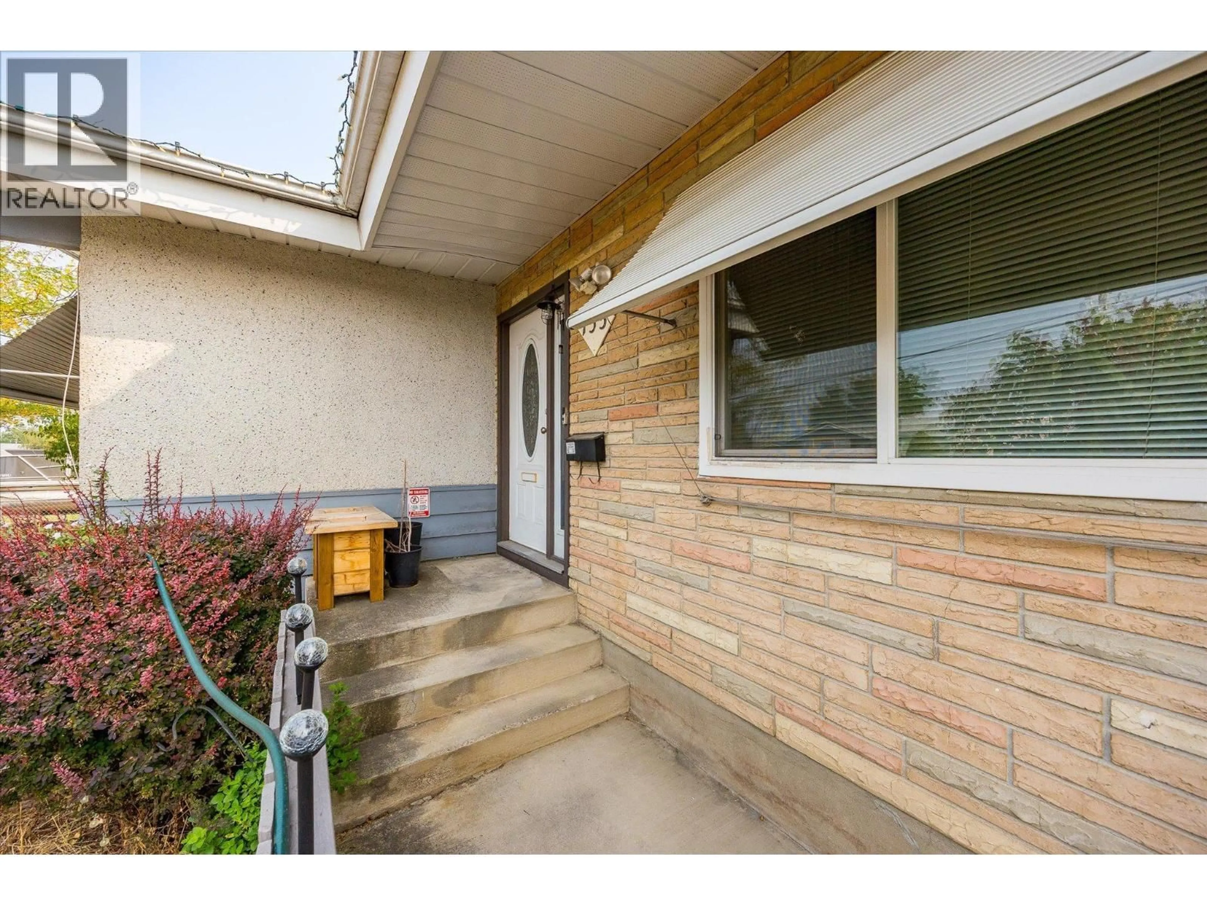 Indoor entryway for 155 LANGFORD ROAD, Kelowna British Columbia V1X2T7
