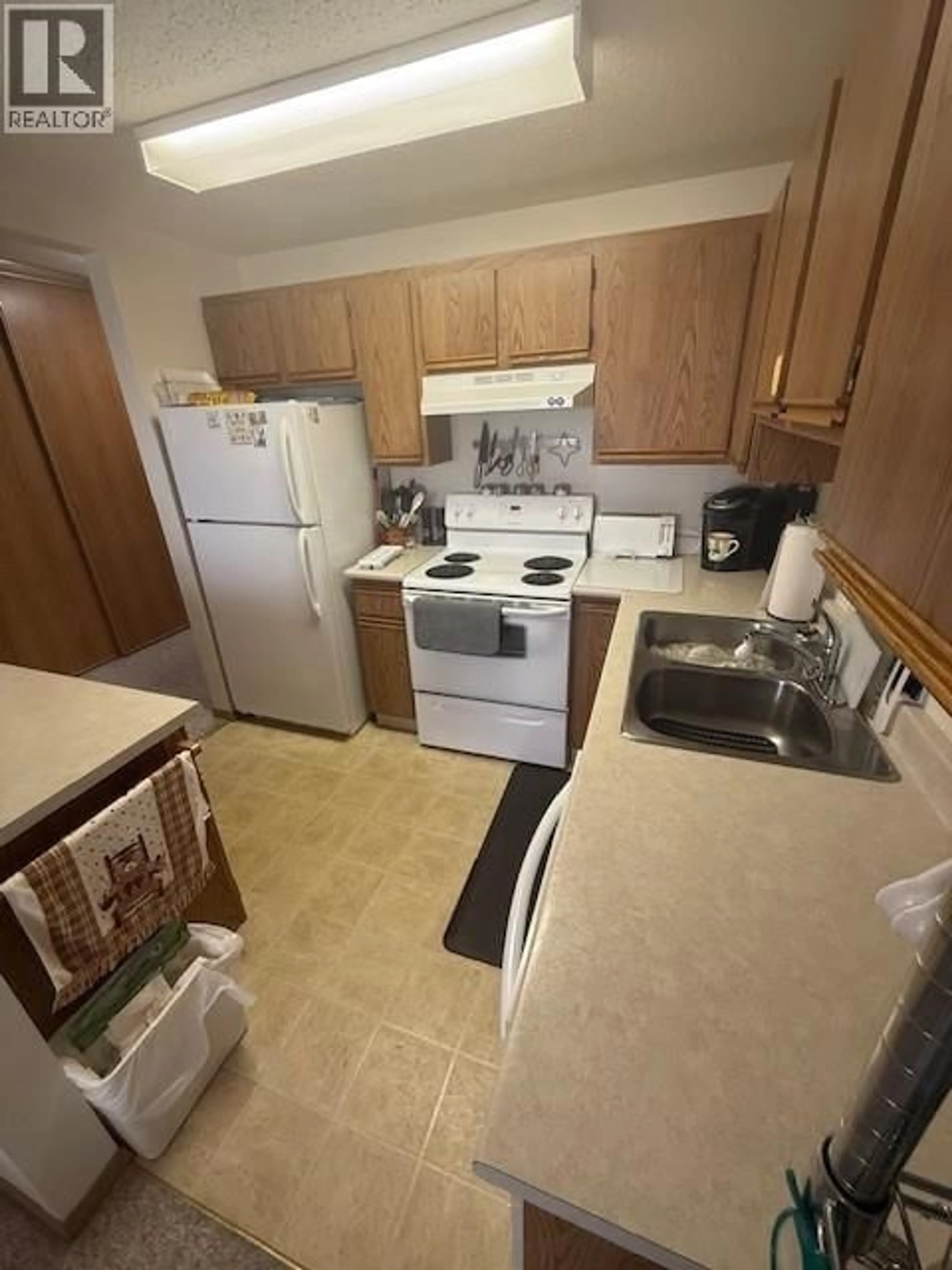 Standard kitchen, unknown for 206 - 284 YORKTON AVENUE, Penticton British Columbia V2A3V5