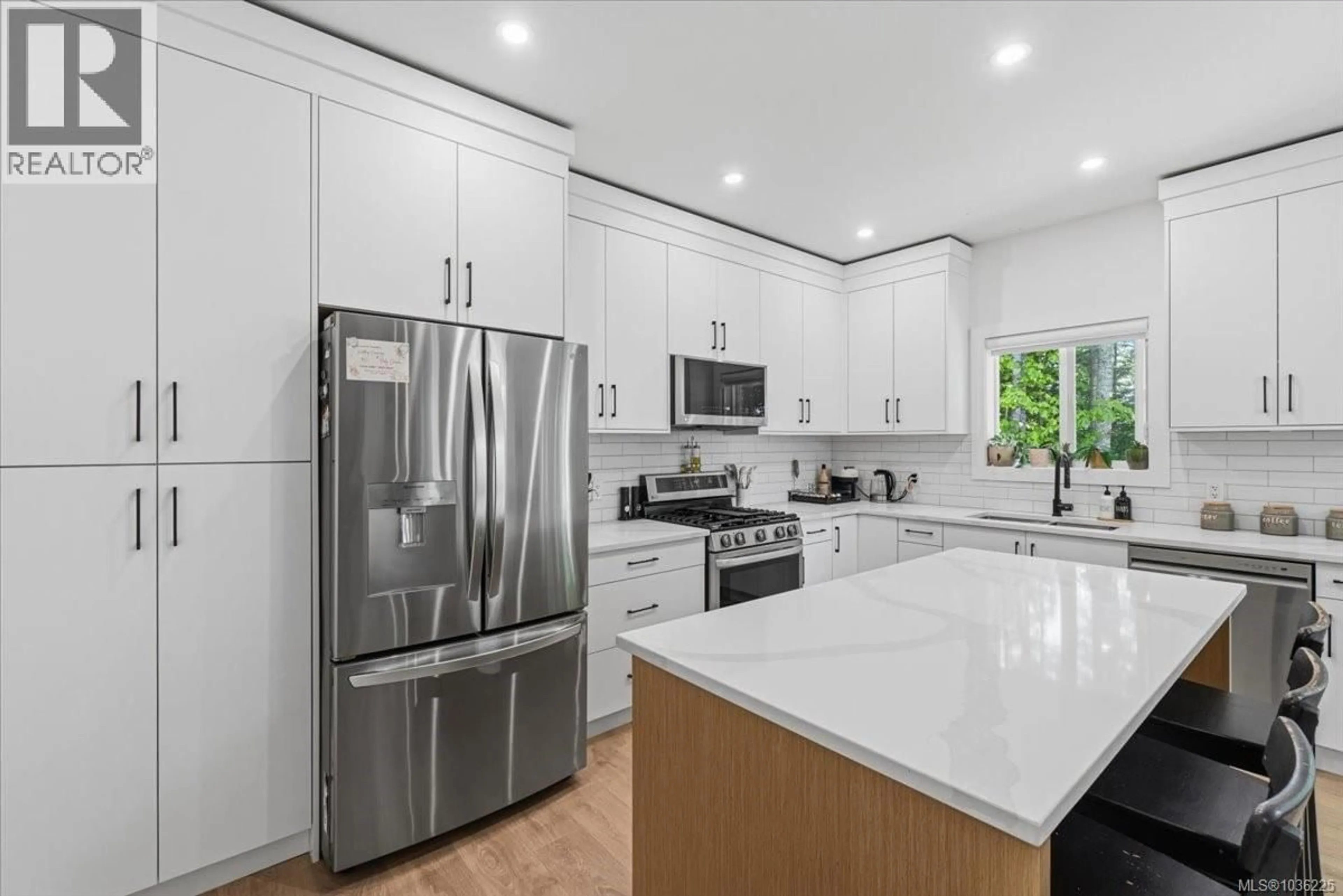 Contemporary kitchen, ceramic/tile floor for 386 AVAANI WAY, Nanaimo British Columbia V9R4J5