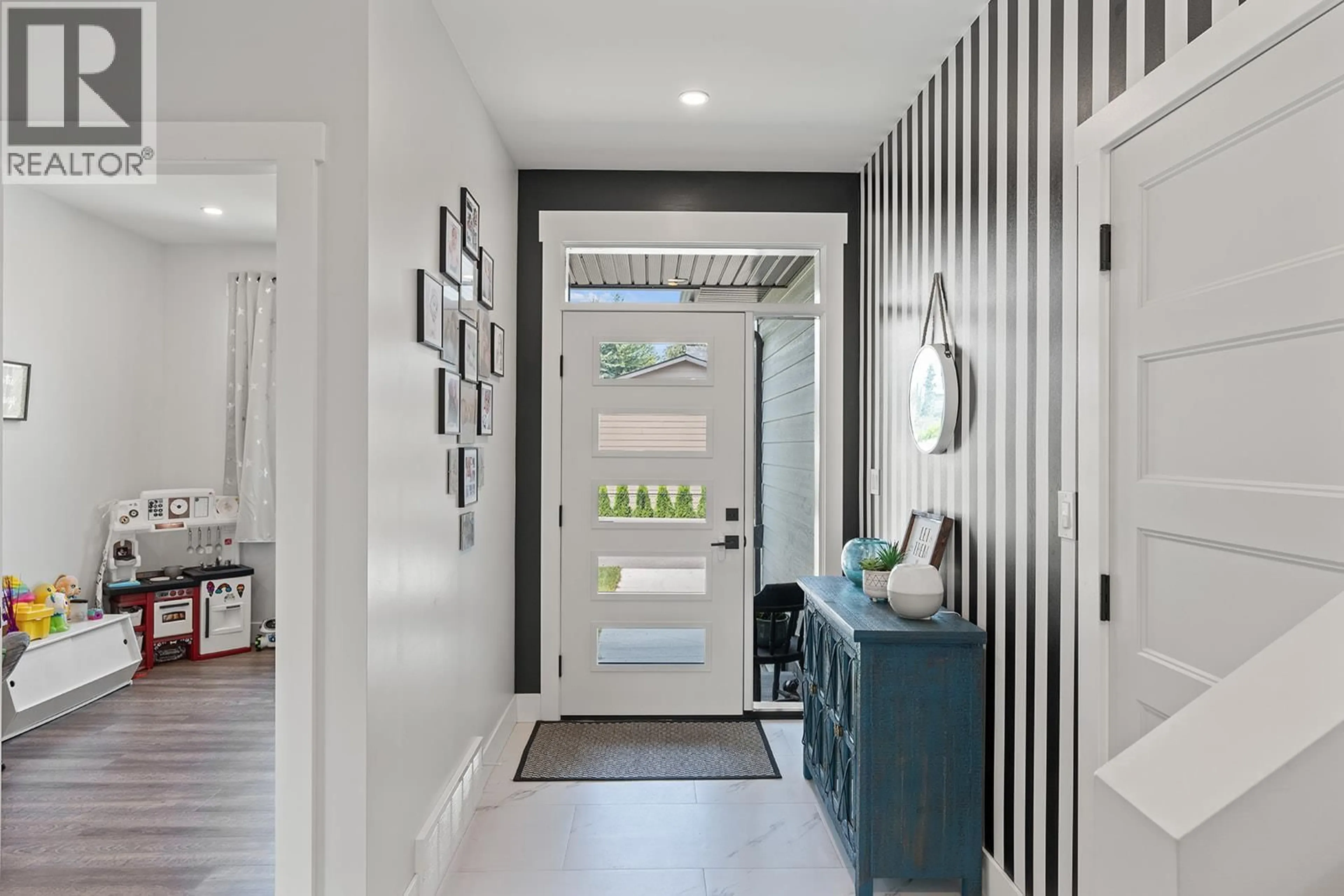Indoor entryway for 1 - 1441 20 AVENUE SOUTHEAST, Salmon Arm British Columbia V1E2M9