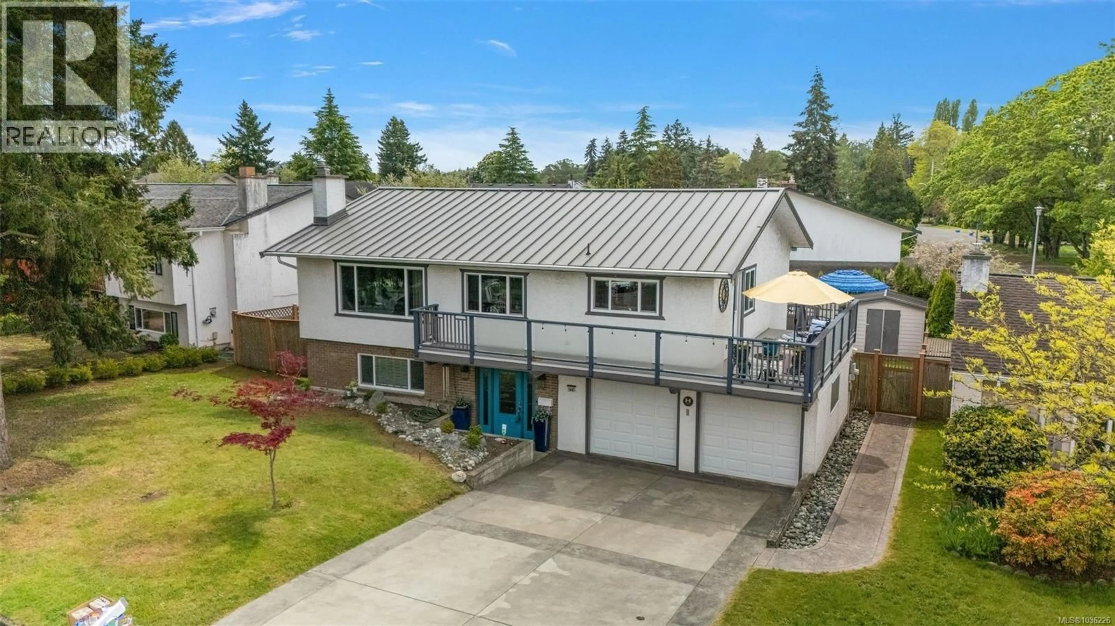 A pic from outside/outdoor area/front of a property/back of a property/a pic from drone, street for 1645 SAN JUAN AVENUE, Saanich British Columbia V8N5G2
