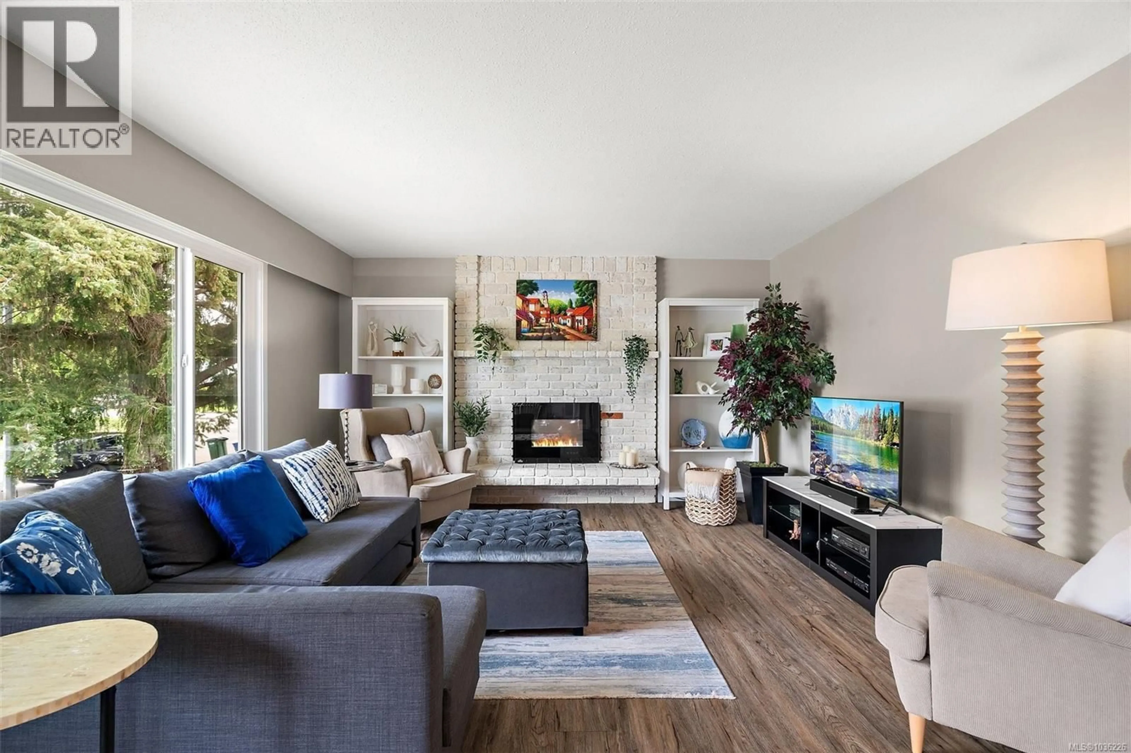 Living room with furniture, unknown for 1645 SAN JUAN AVENUE, Saanich British Columbia V8N5G2