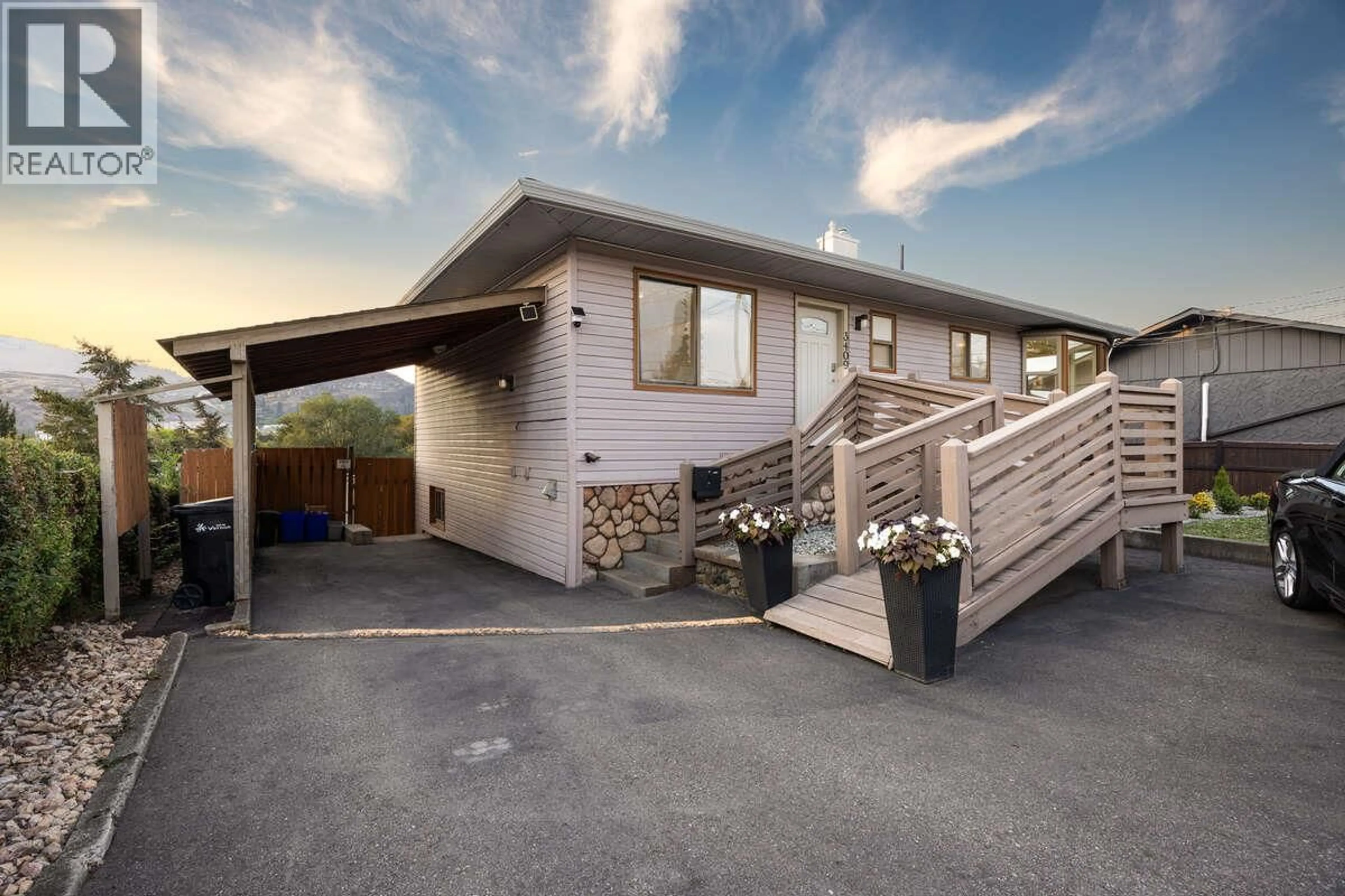 A pic from outside/outdoor area/front of a property/back of a property/a pic from drone, unknown for 3409 OKANAGAN AVENUE, Vernon British Columbia V1T1K5
