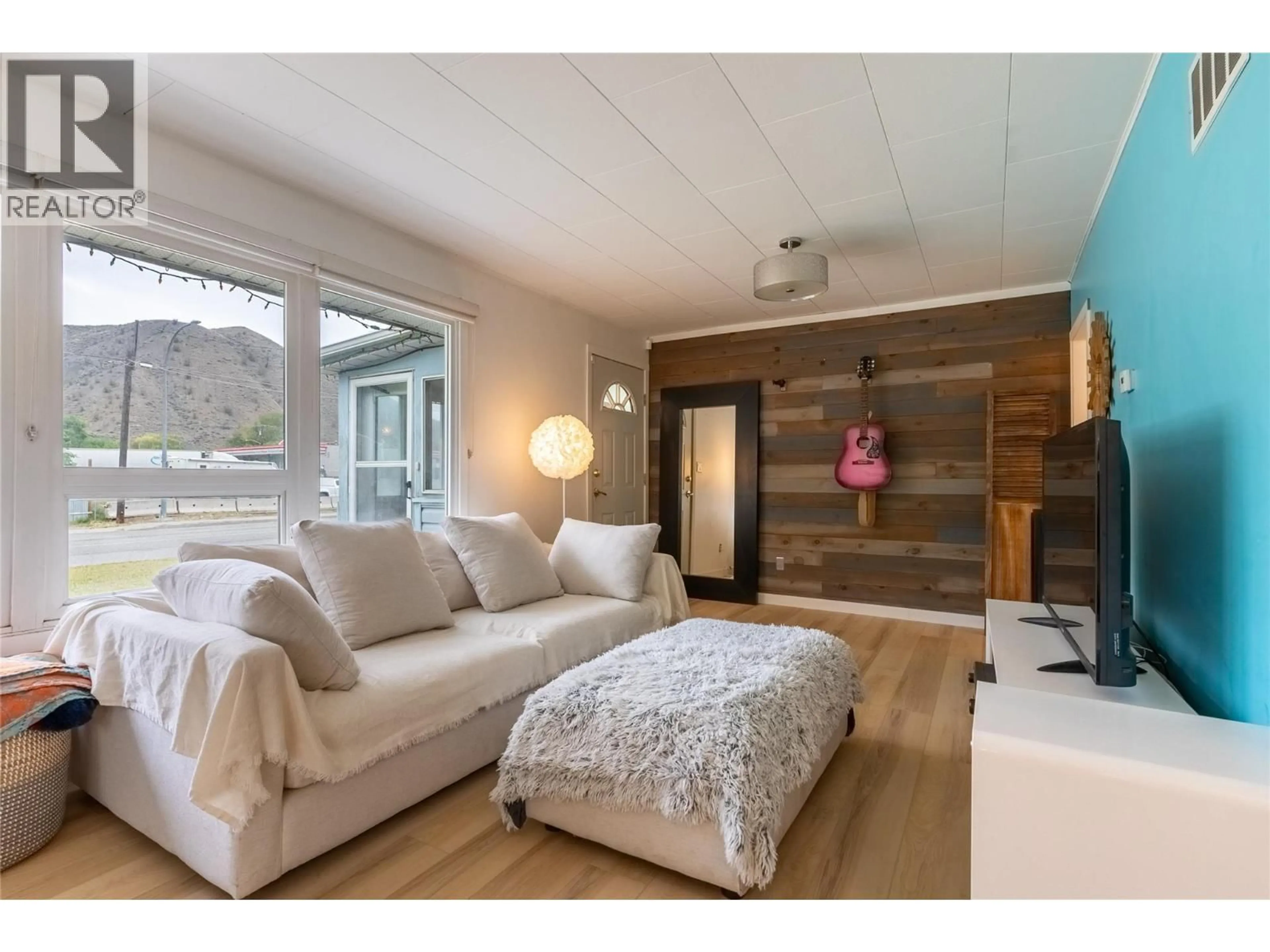 Living room with furniture, wood/laminate floor for 911 COLLINS ROAD, Cache Creek British Columbia V0K1H0