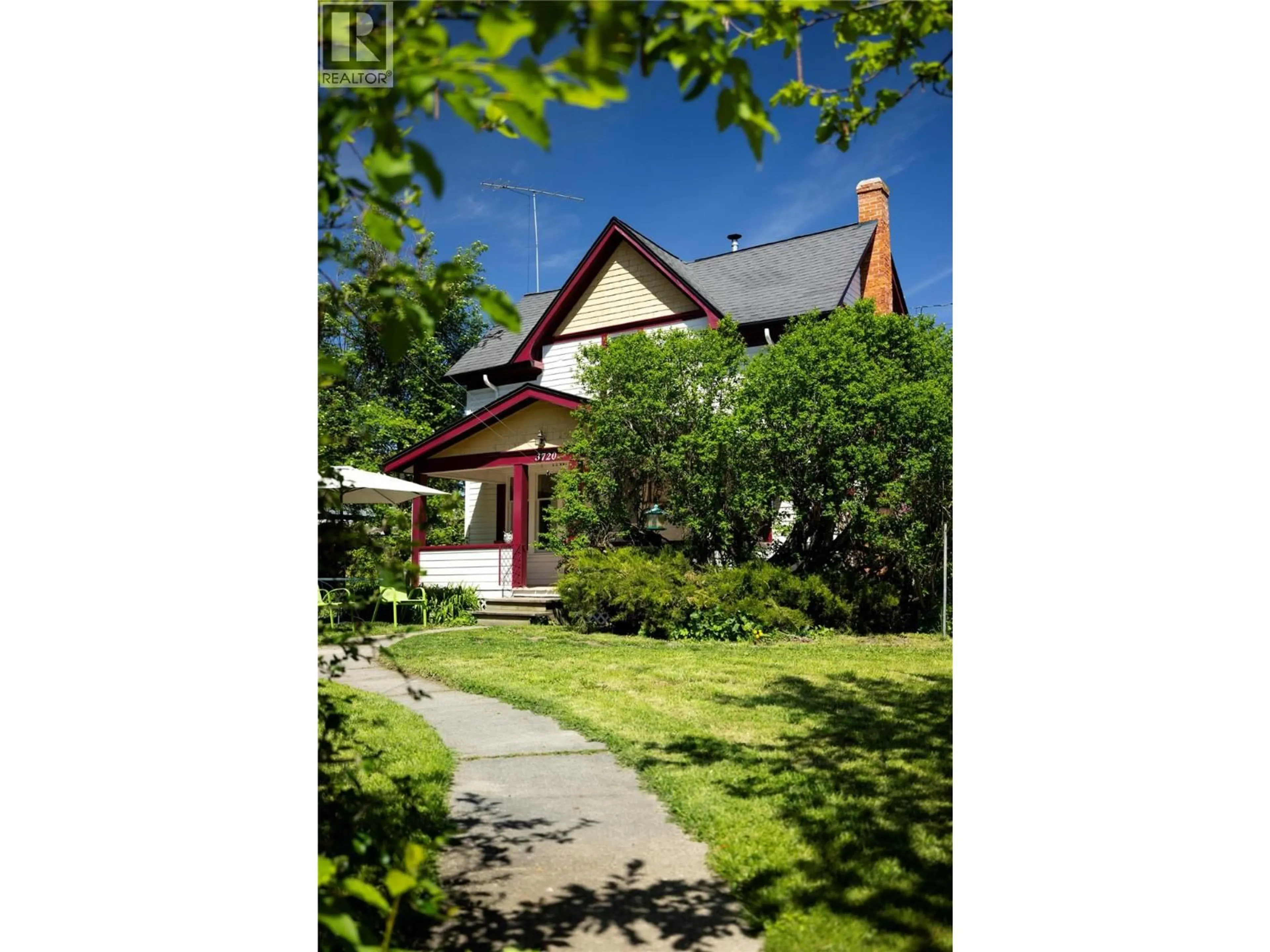 A pic from outside/outdoor area/front of a property/back of a property/a pic from drone, street for 3720 WOOD AVENUE, Armstrong British Columbia V0E1B4