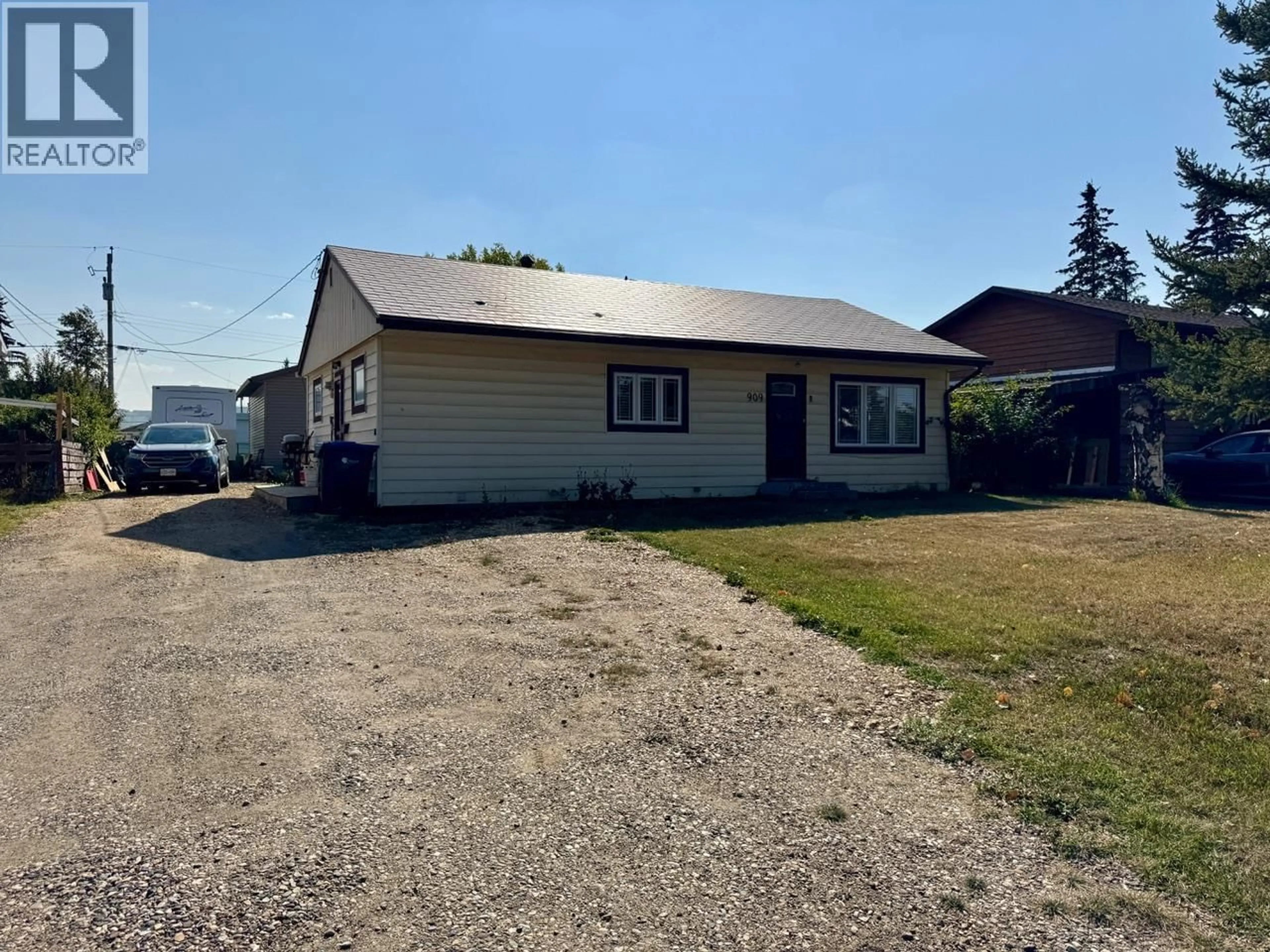 A pic from outside/outdoor area/front of a property/back of a property/a pic from drone, building for 909 119 AVENUE, Dawson Creek British Columbia V1G3H9
