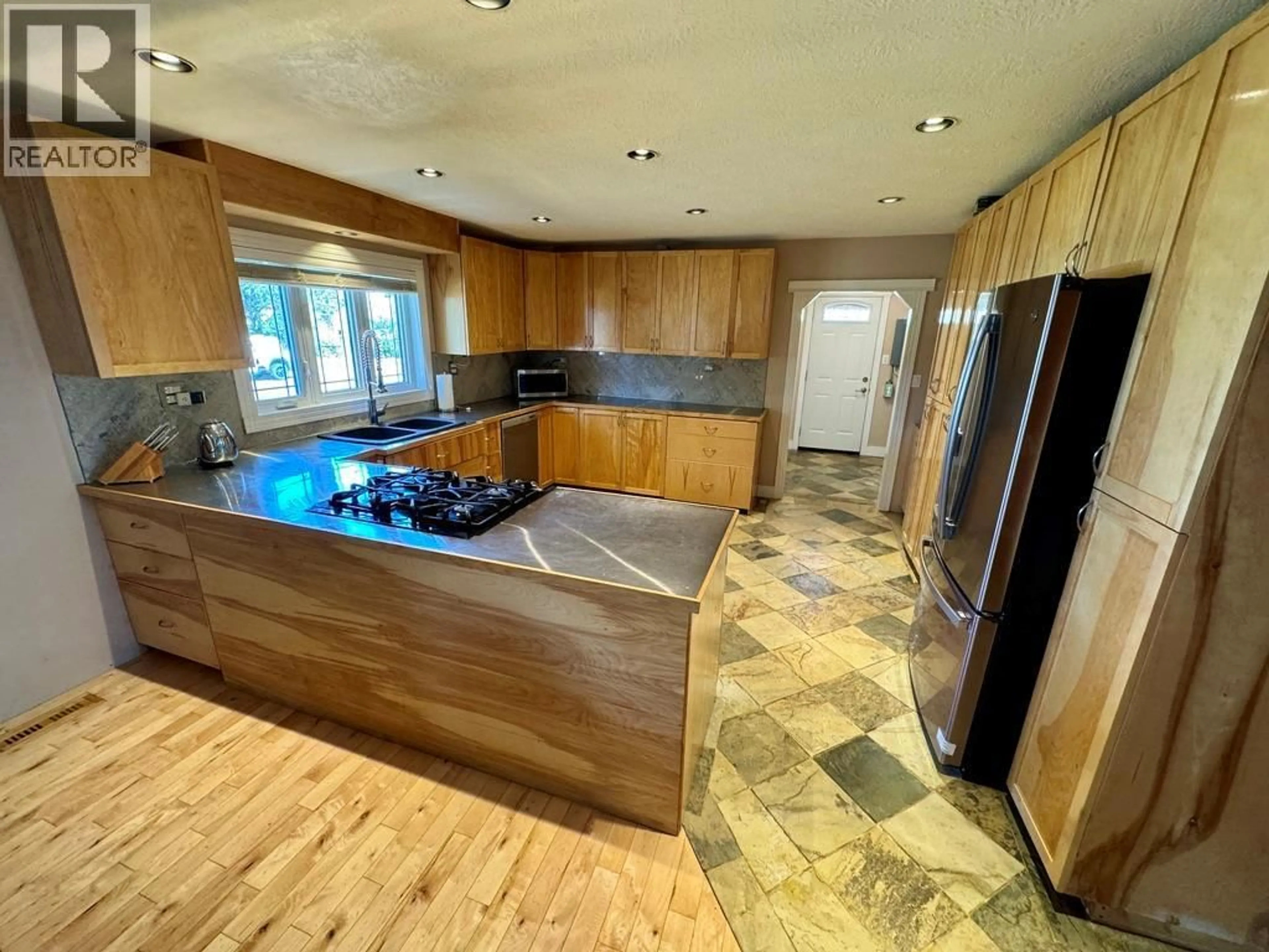 Open concept kitchen, unknown for 909 119 AVENUE, Dawson Creek British Columbia V1G3H9