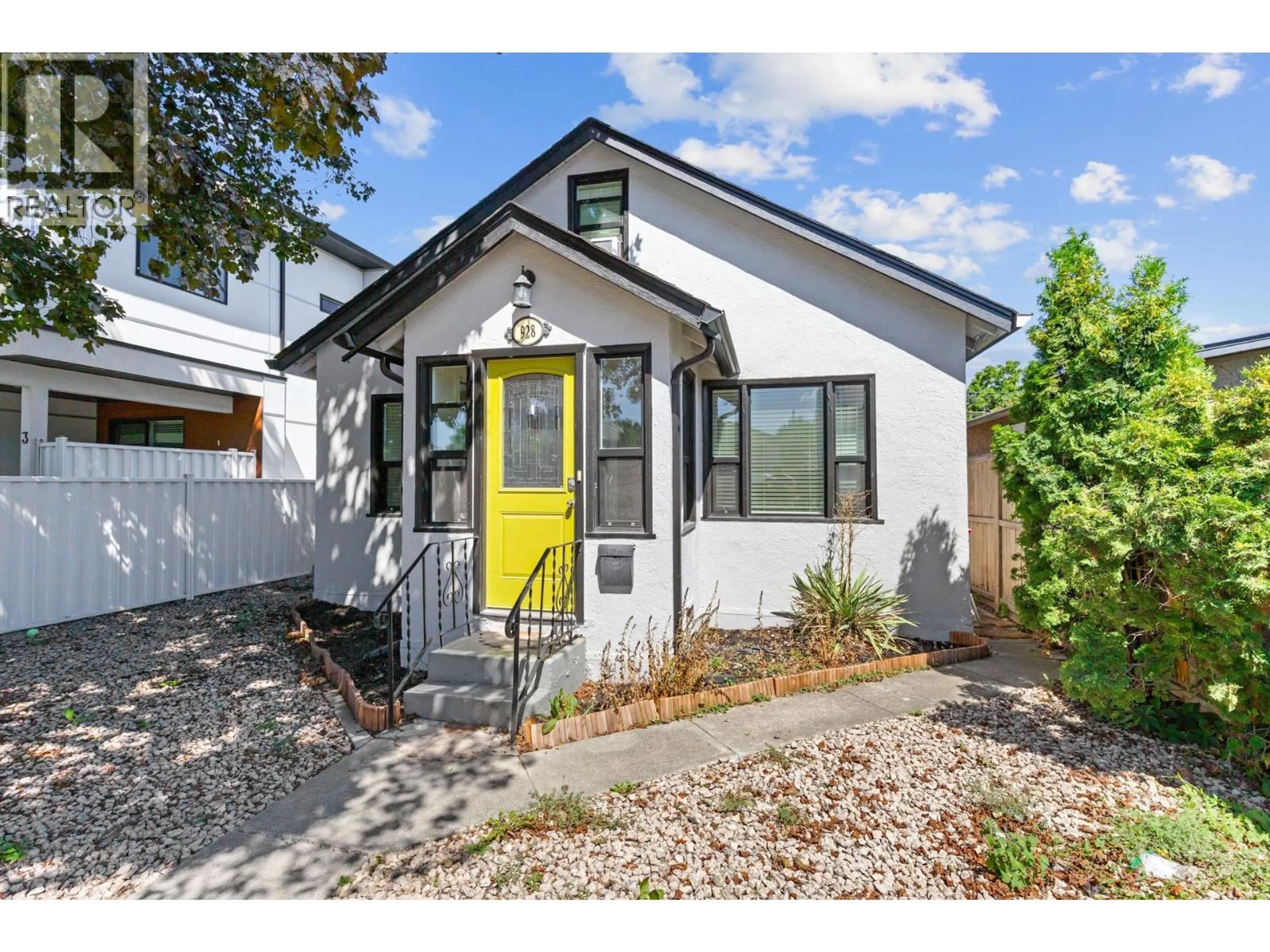 Home with vinyl exterior material, street for 928 FULLER AVENUE, Kelowna British Columbia V1Y6X4