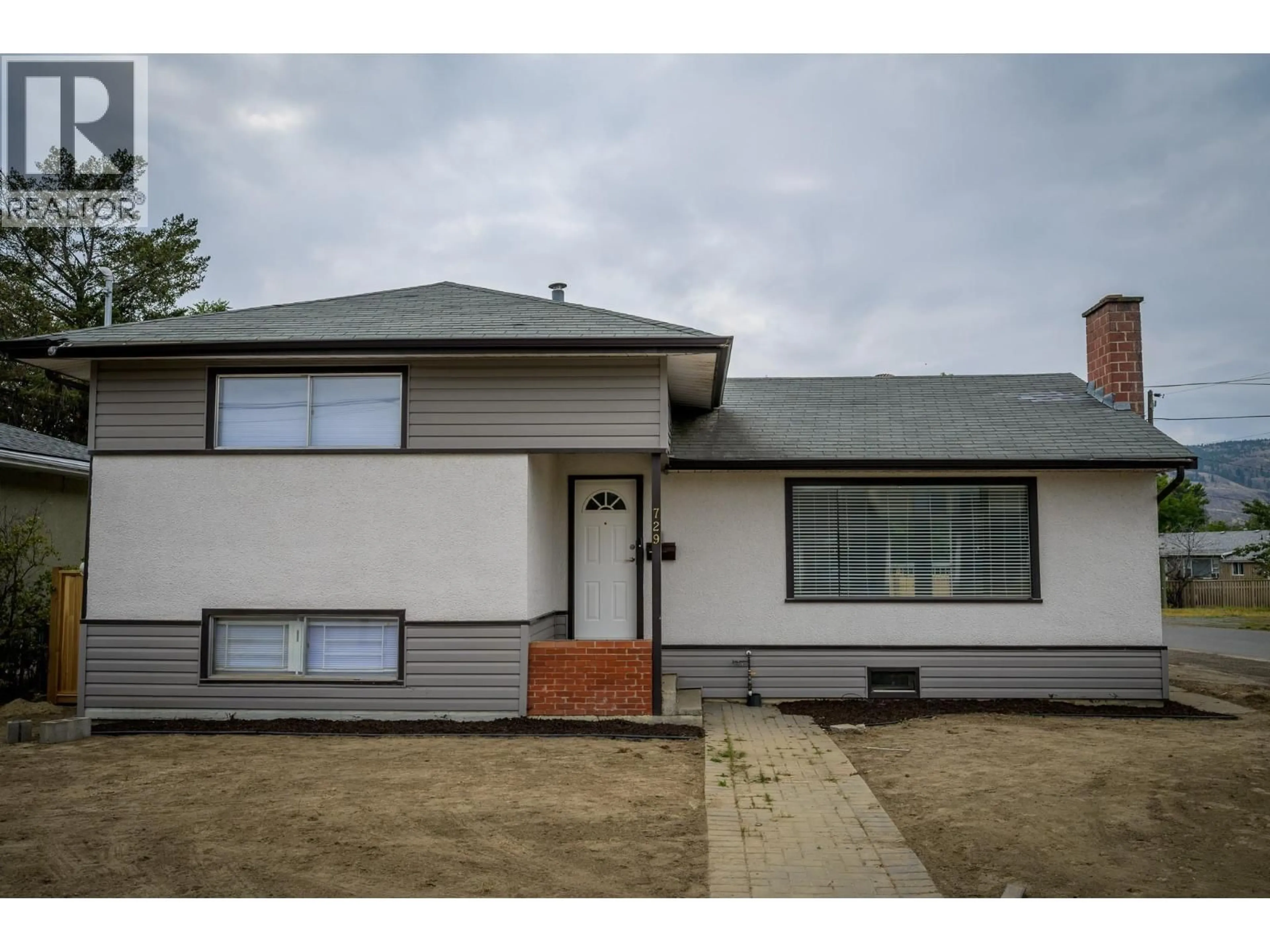 Home with vinyl exterior material, street for 729 MACKENZIE AVENUE, Kamloops British Columbia V2B3W1