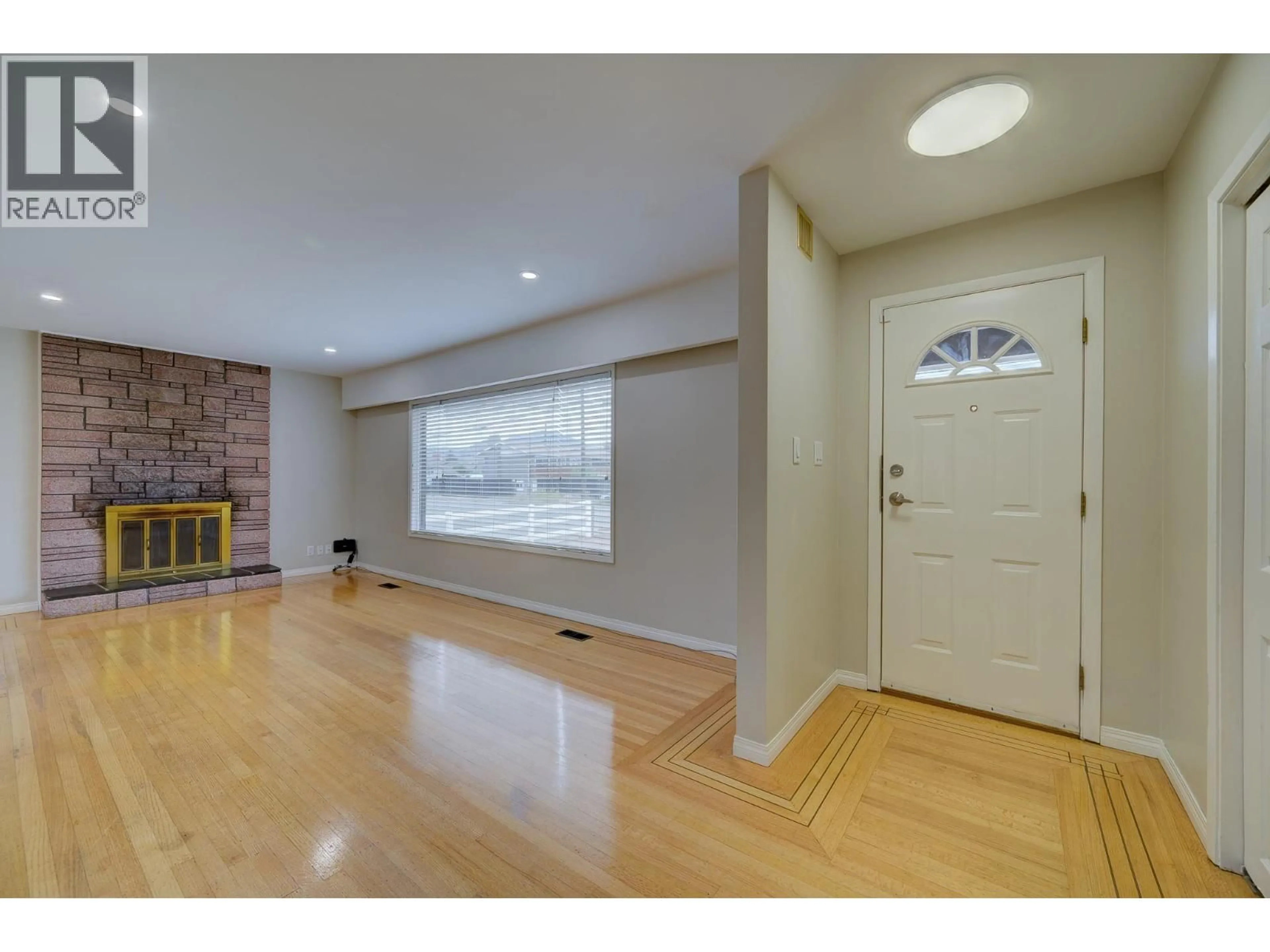 Indoor entryway for 729 MACKENZIE AVENUE, Kamloops British Columbia V2B3W1