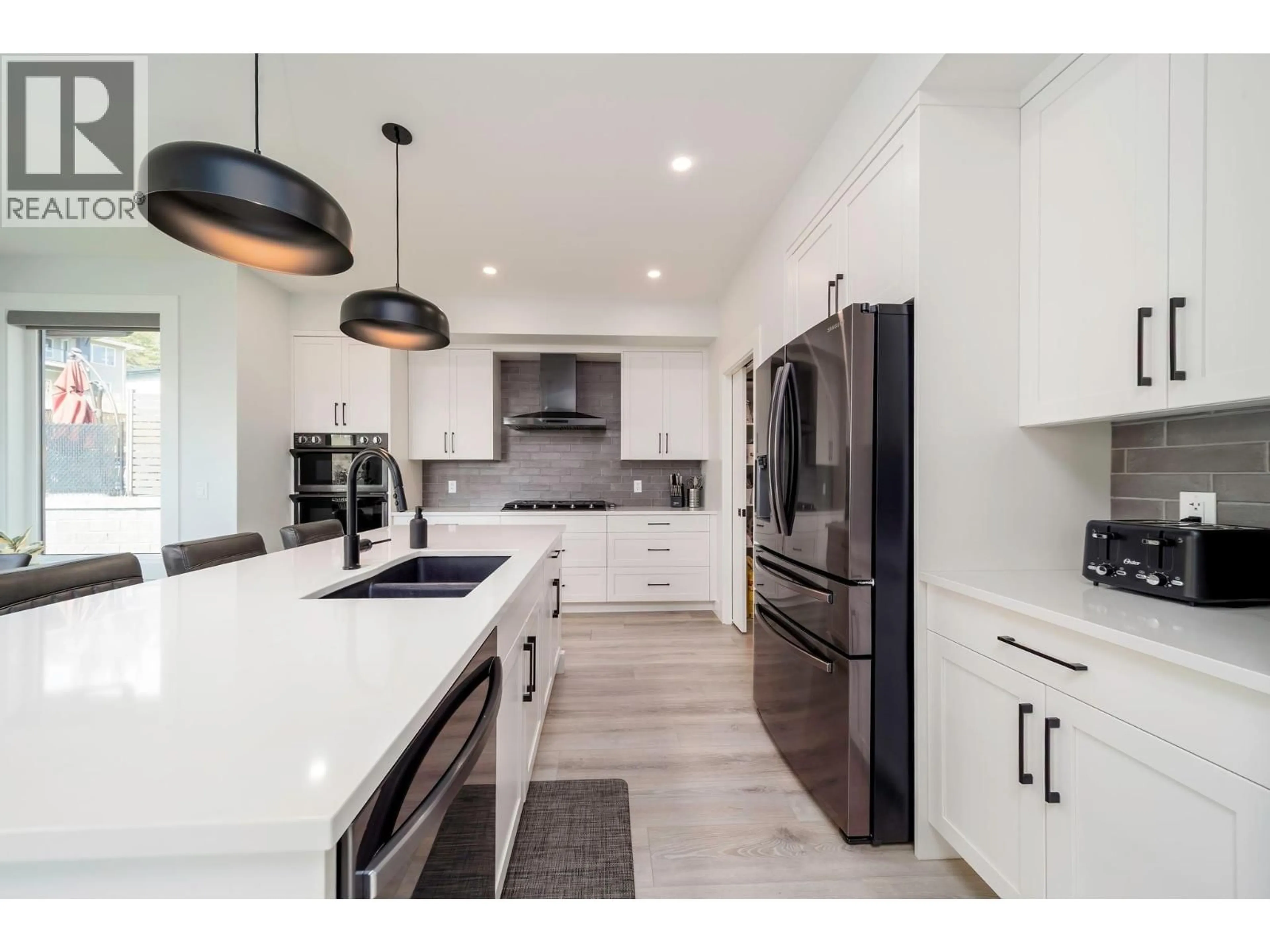 Contemporary kitchen, unknown for 154 ECHO RIDGE DRIVE, Kelowna British Columbia V1V0C9