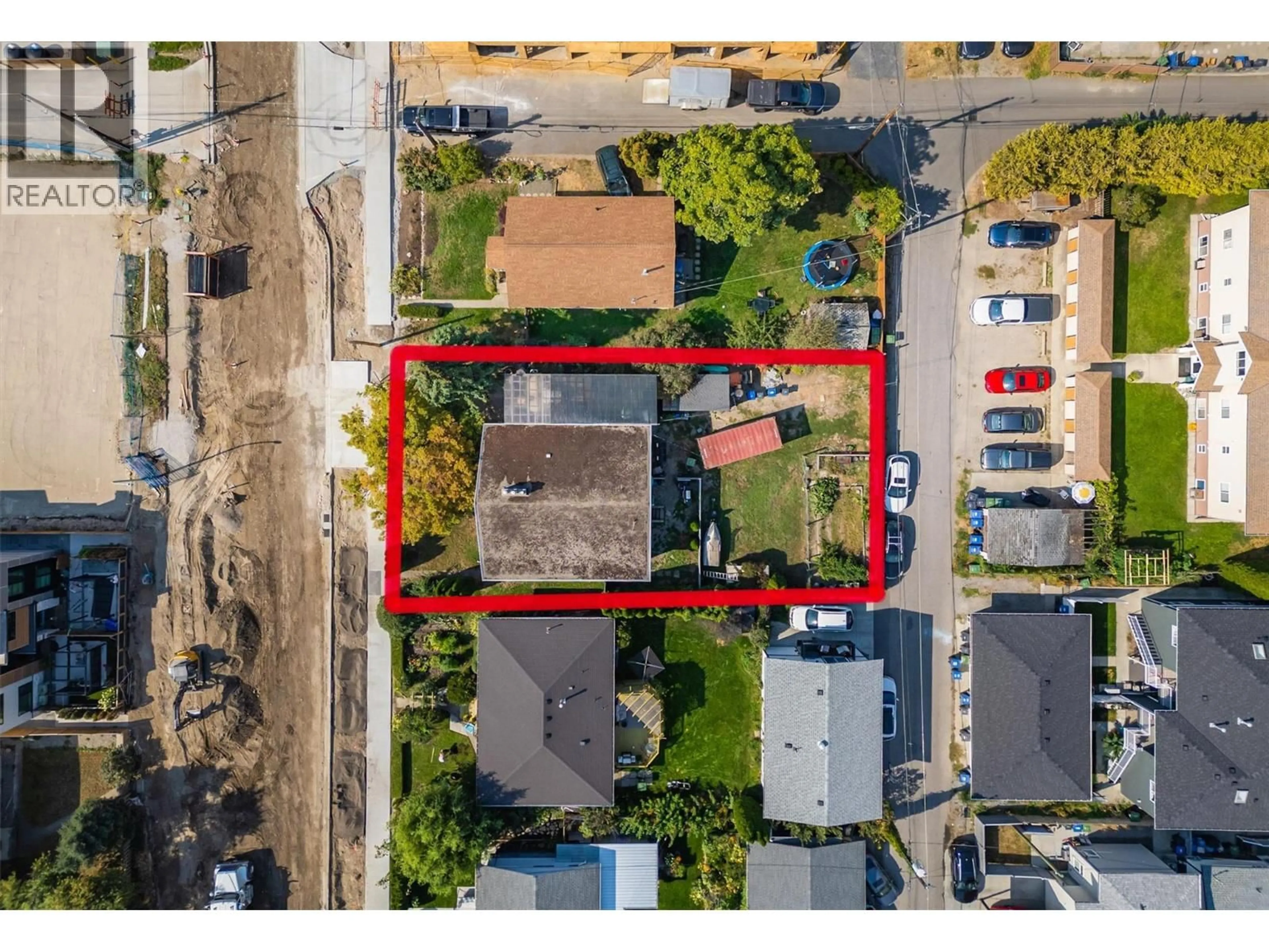 A pic from outside/outdoor area/front of a property/back of a property/a pic from drone, street for 738 MORRISON AVENUE, Kelowna British Columbia V1Y5E5