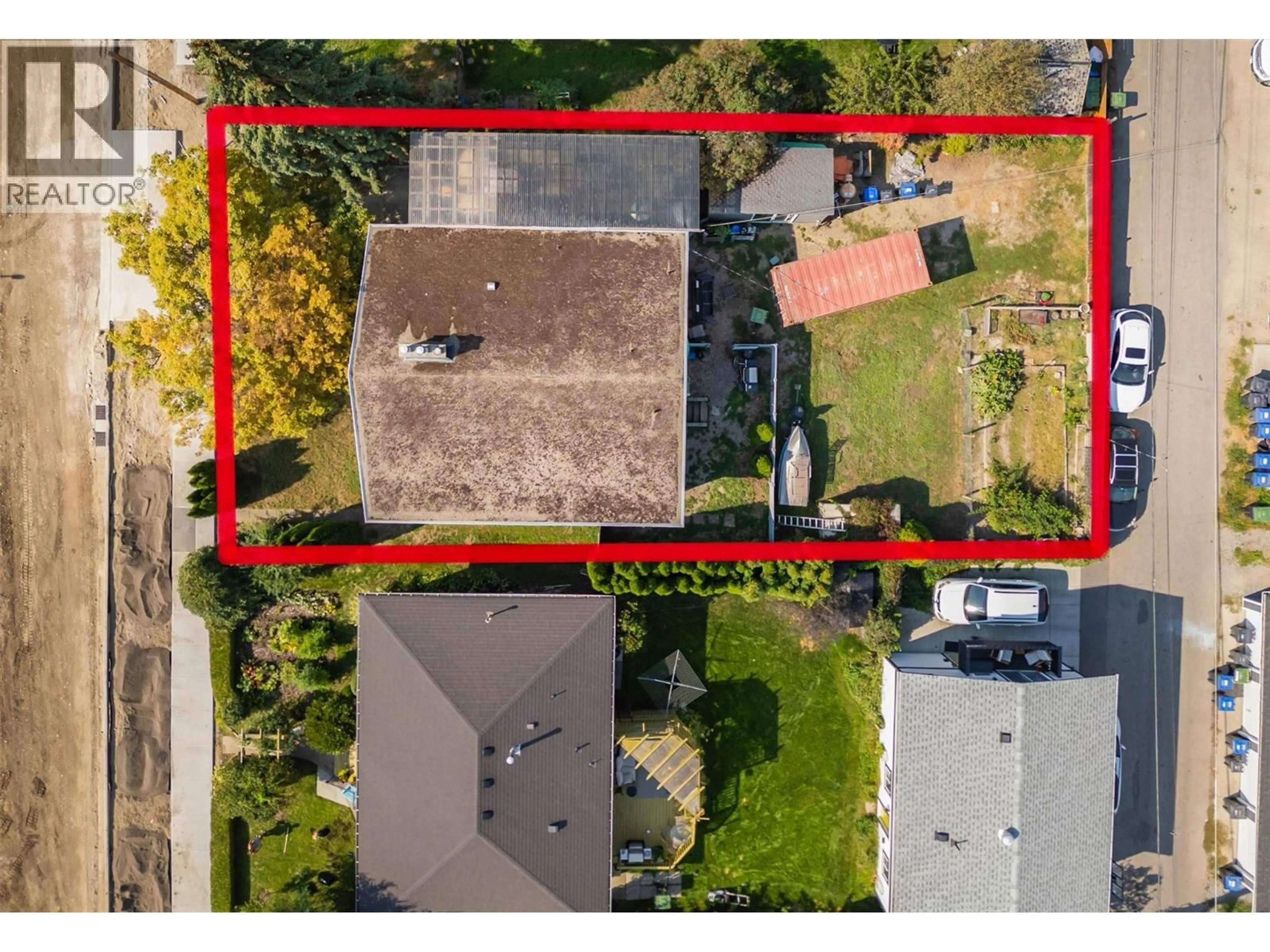 A pic from outside/outdoor area/front of a property/back of a property/a pic from drone, street for 738 MORRISON AVENUE, Kelowna British Columbia V1Y5E5