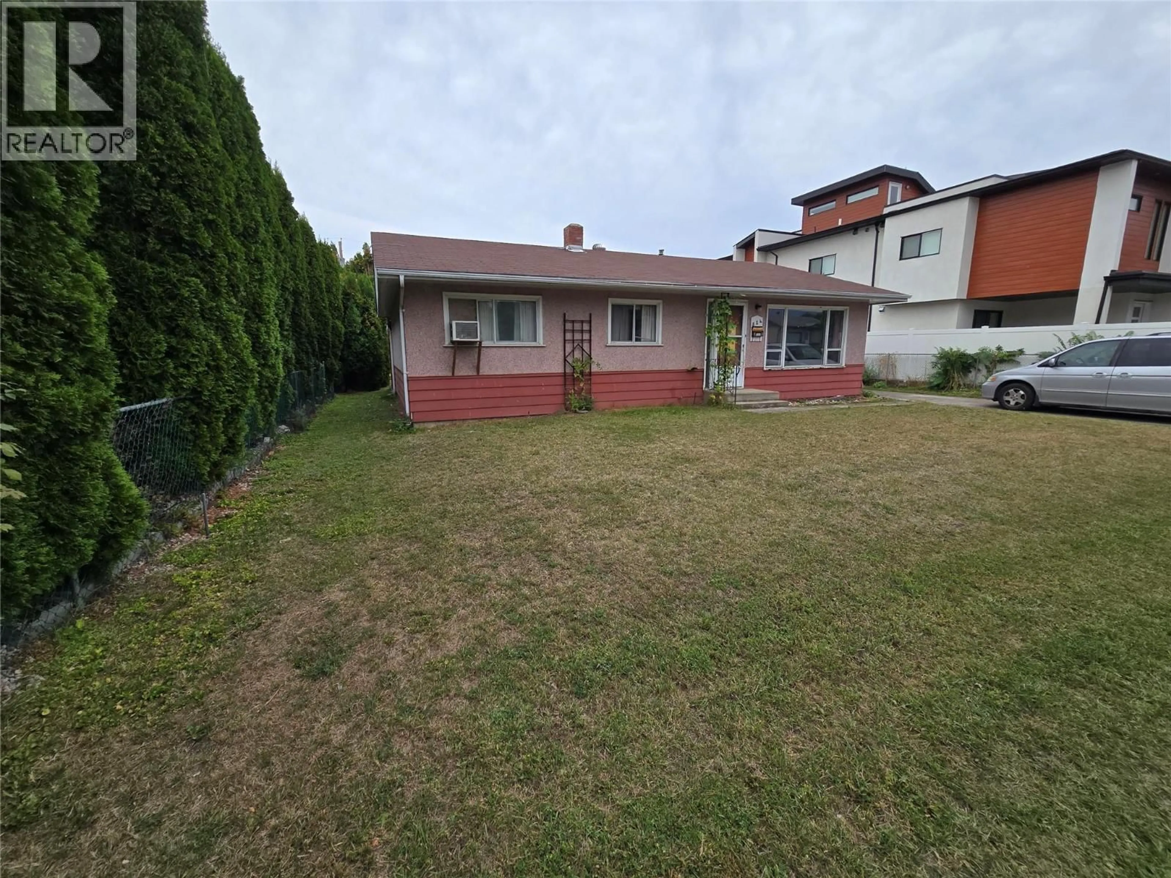 A pic from outside/outdoor area/front of a property/back of a property/a pic from drone, street for 824 GRENFELL AVENUE, Kelowna British Columbia V1Y5J4