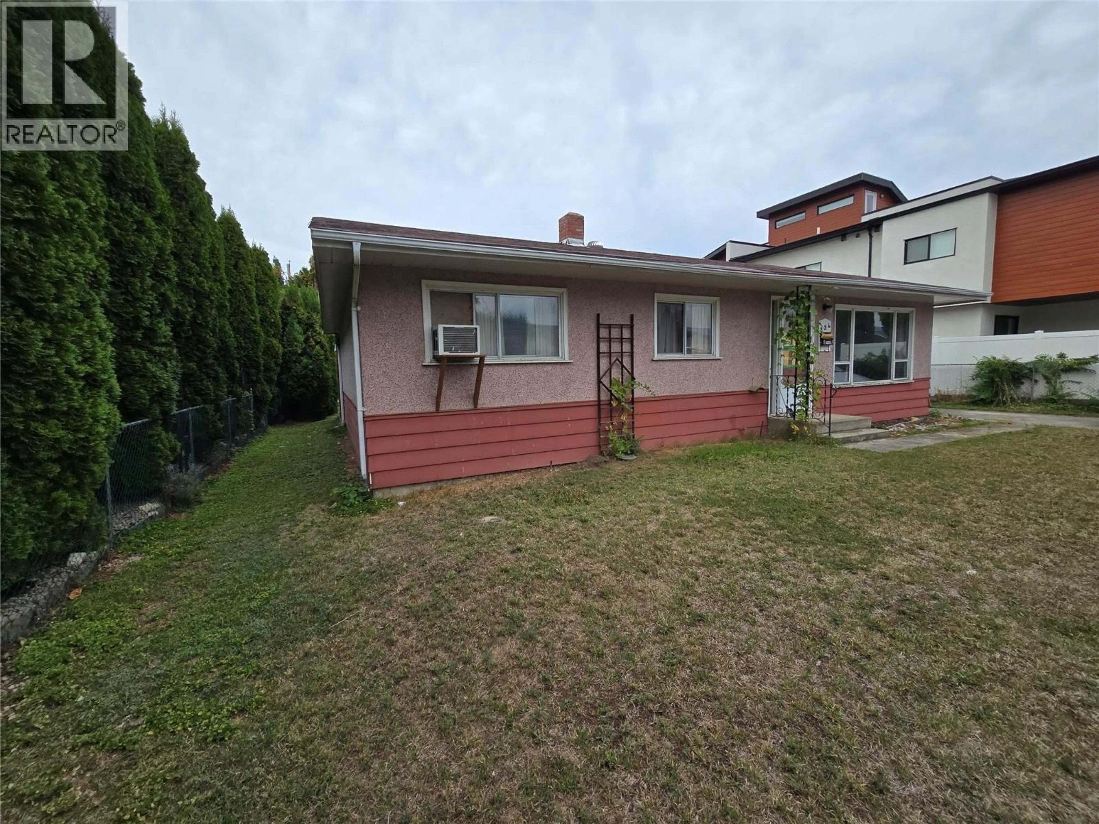 A pic from outside/outdoor area/front of a property/back of a property/a pic from drone, unknown for 824 GRENFELL AVENUE, Kelowna British Columbia V1Y5J4